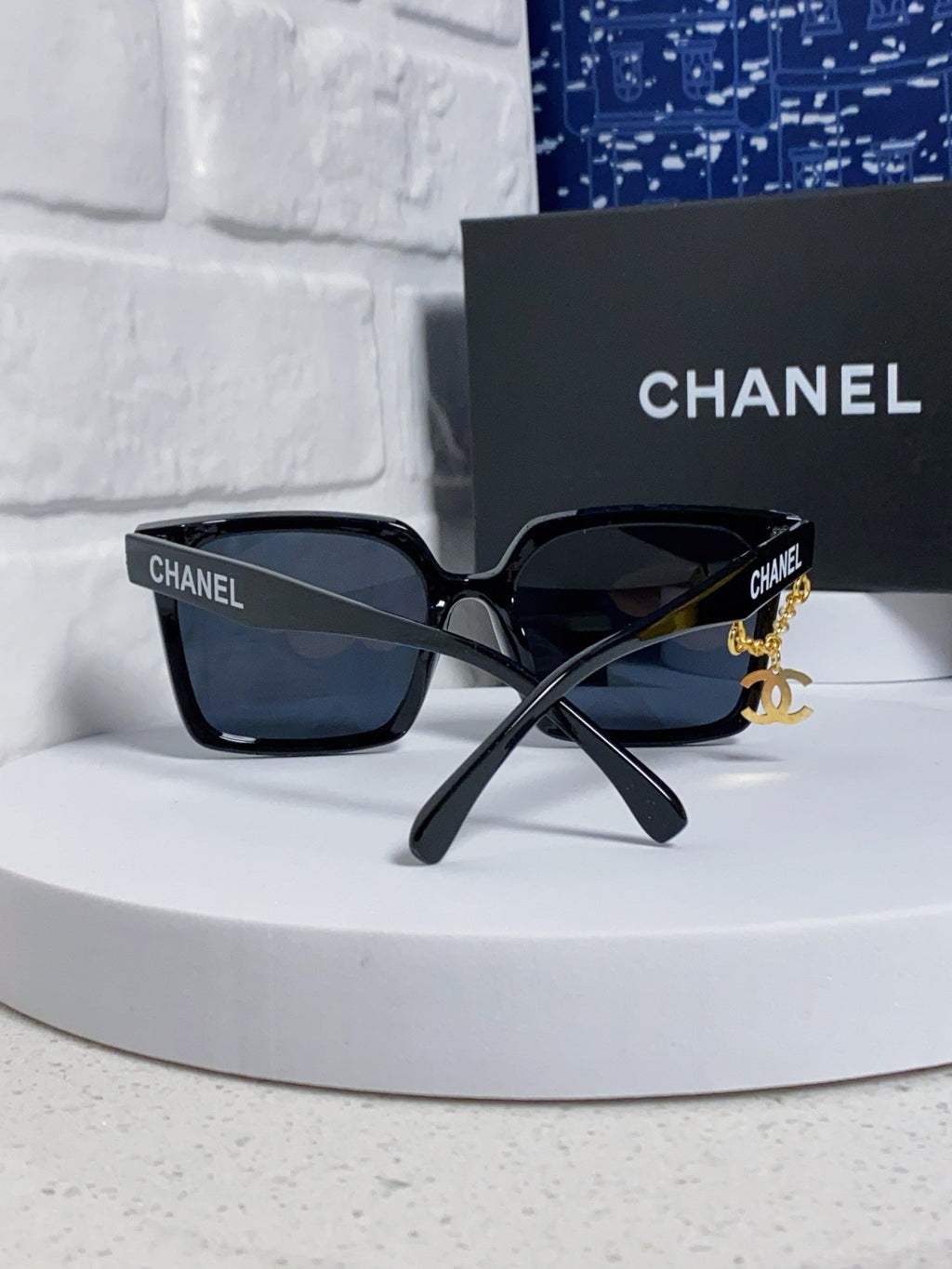 New square-framed women's sunglasses