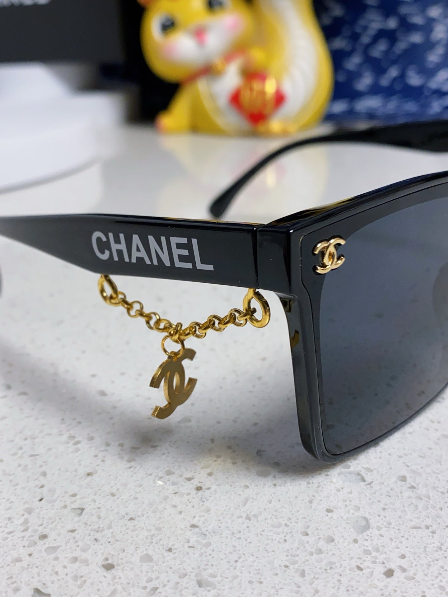 New square-framed women's sunglasses