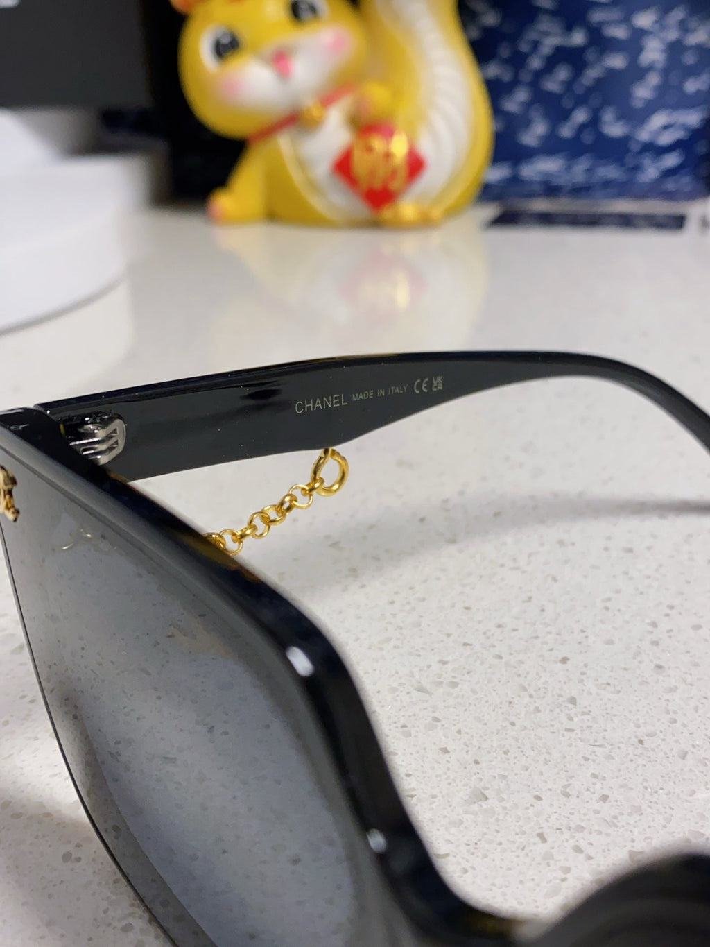 New square-framed women's sunglasses
