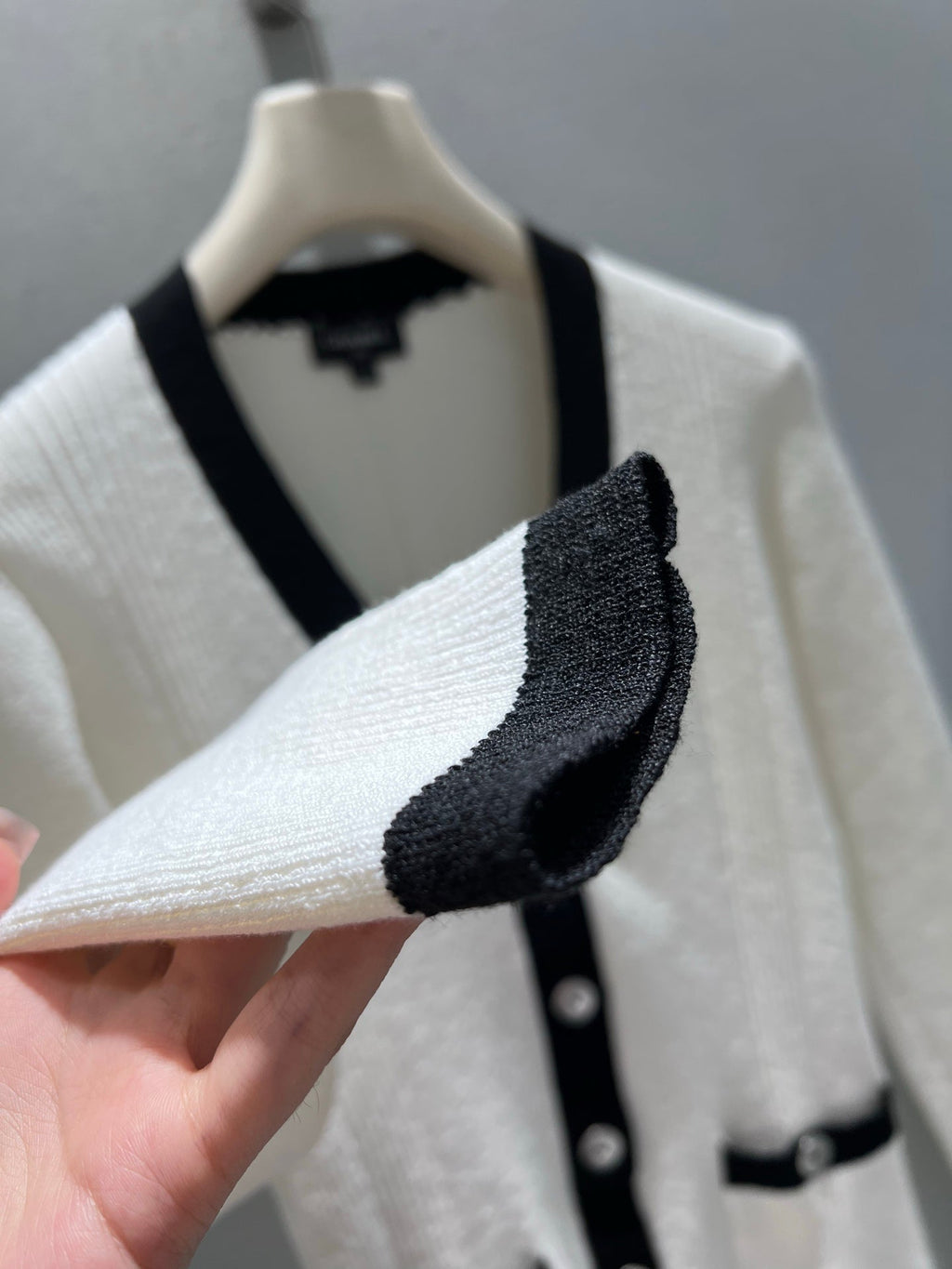 26NEW Color Block V-Neck Knit Cardigan