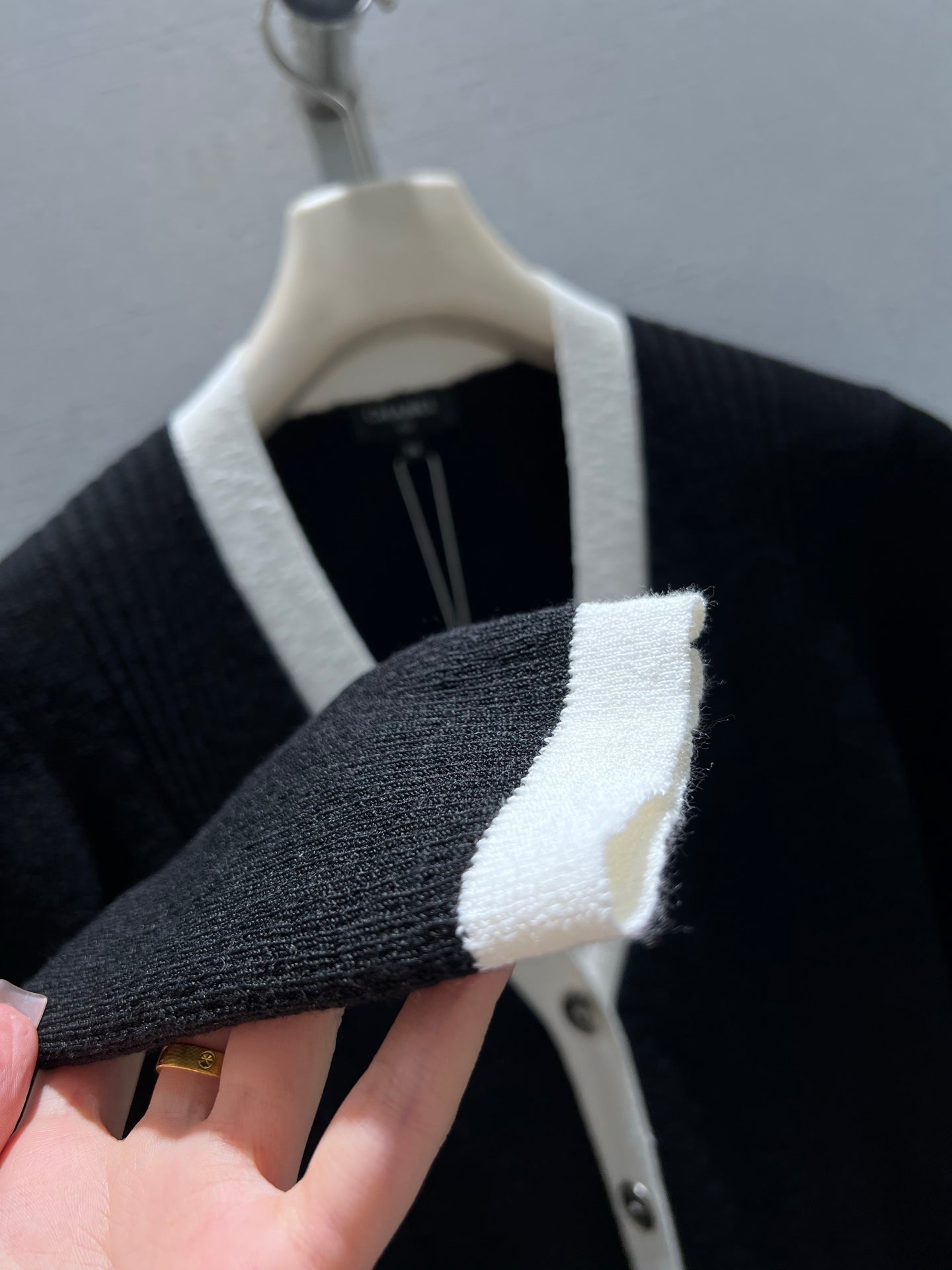 26NEW Color Block V-Neck Knit Cardigan