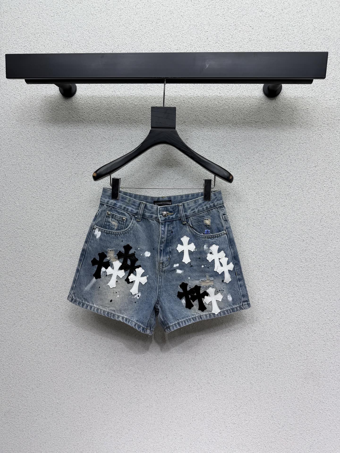 26NEW Heavy-Duty Embroidered Leather Cross Straight-Leg Denim Shorts