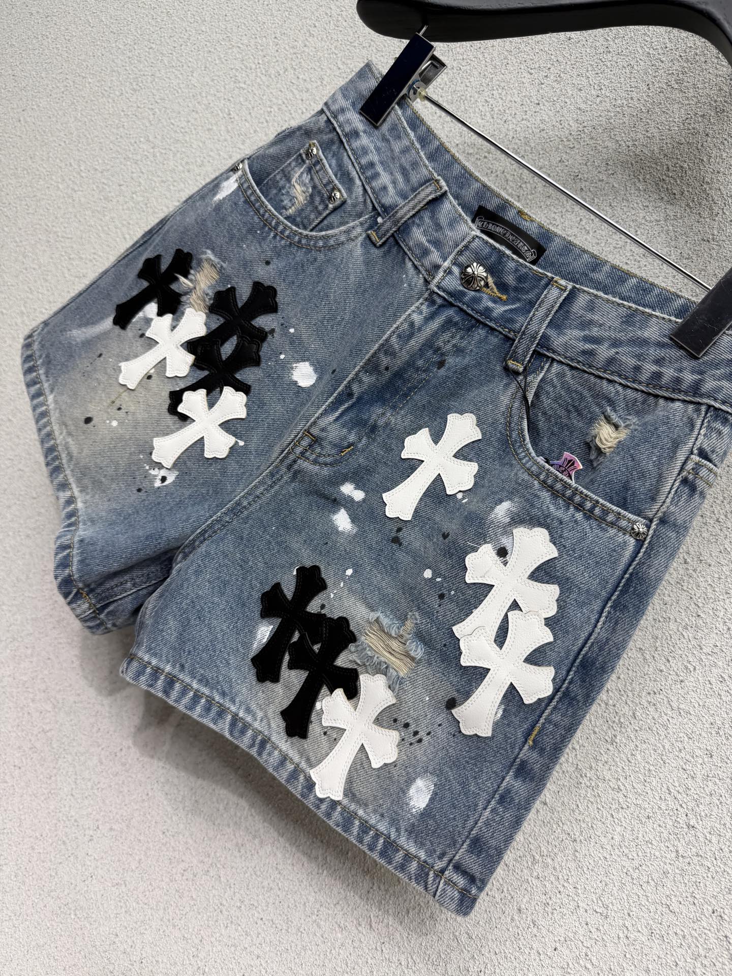 26NEW Heavy-Duty Embroidered Leather Cross Straight-Leg Denim Shorts