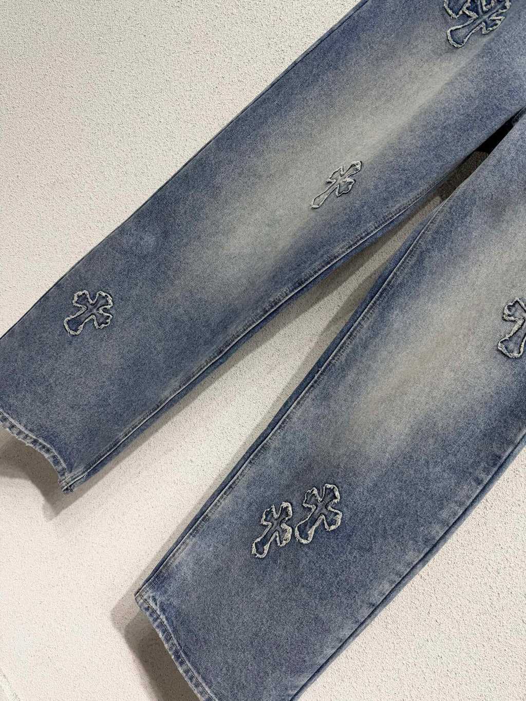 26NEW Heavy-duty Appliqué Embroidered Cross Straight-Leg Jeans