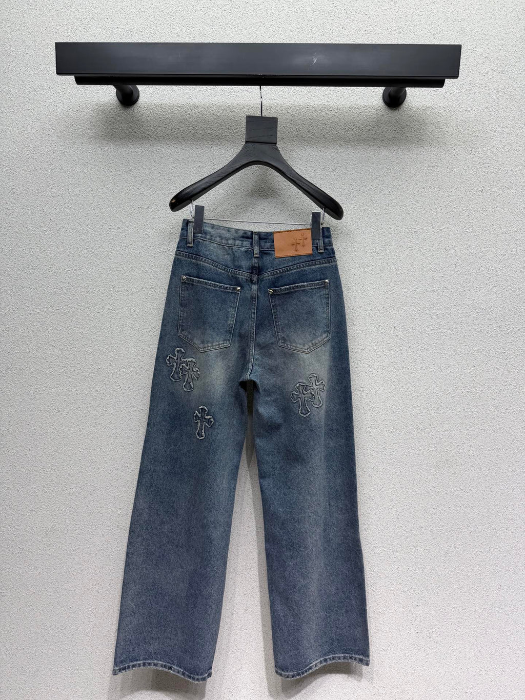 26NEW Heavy-duty Appliqué Embroidered Cross Straight-Leg Jeans