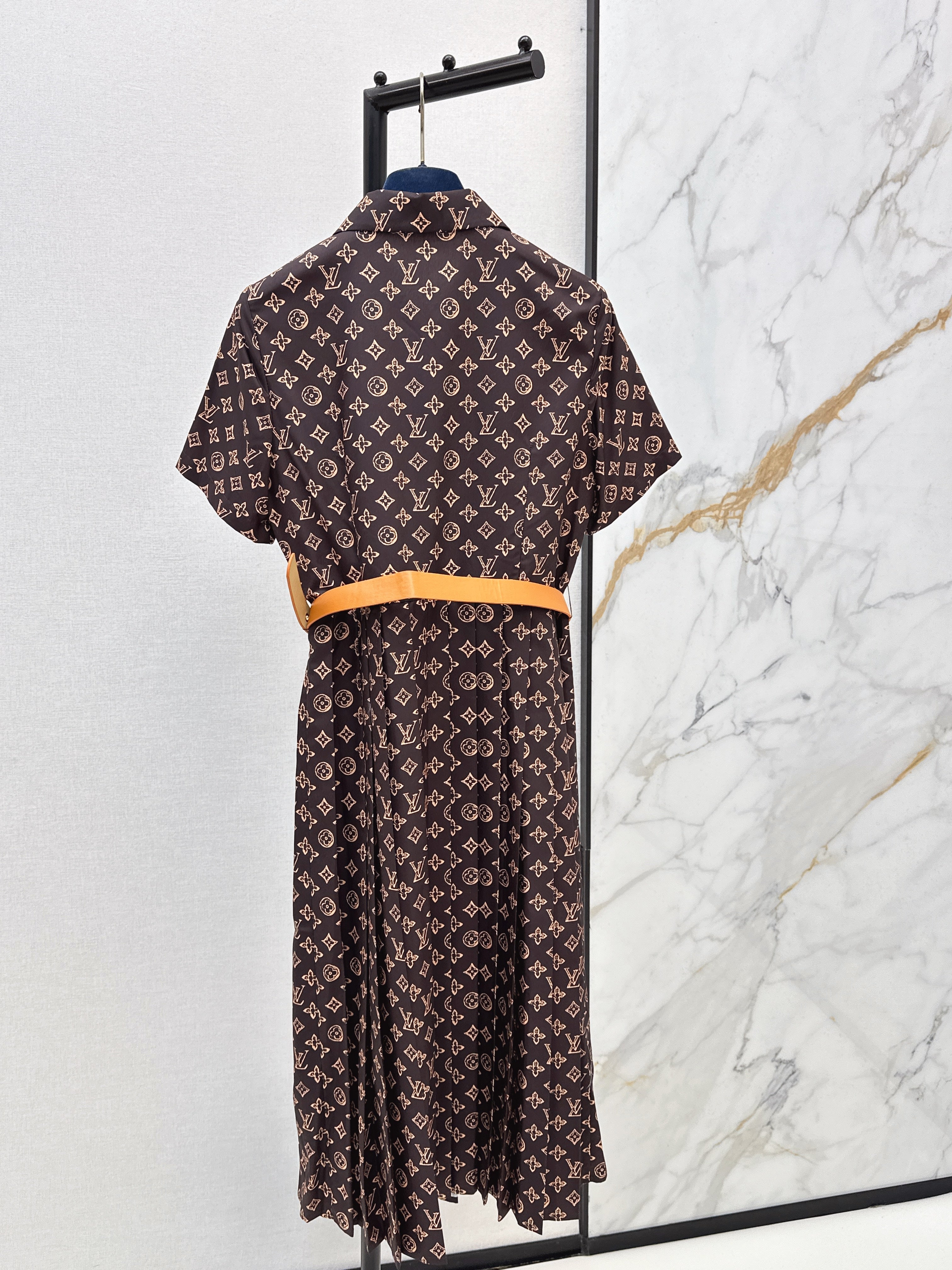 26NEW Printed Long Pleated Dress