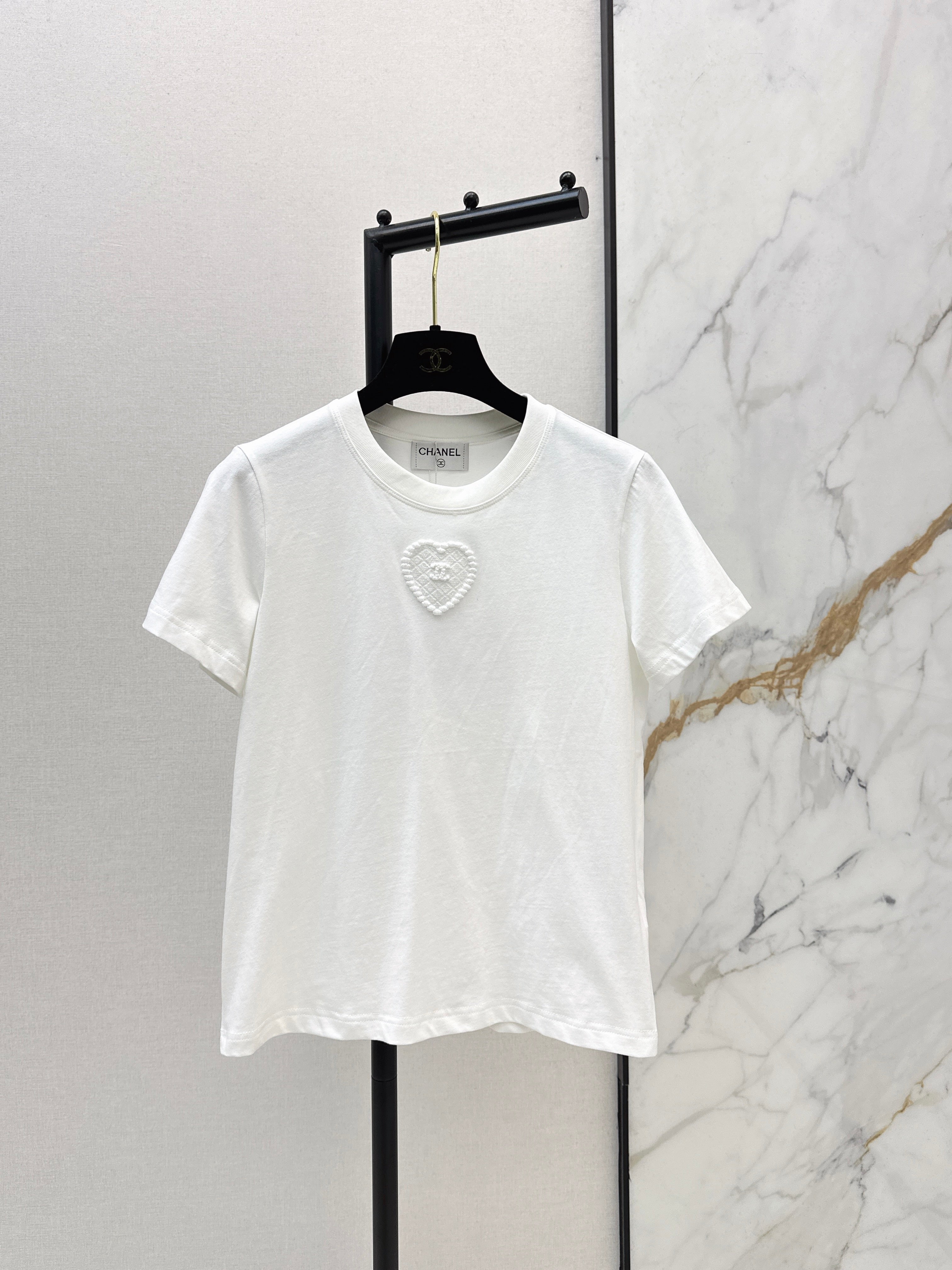 26NEW Embossed Pattern Short-Sleeve T-Shirt