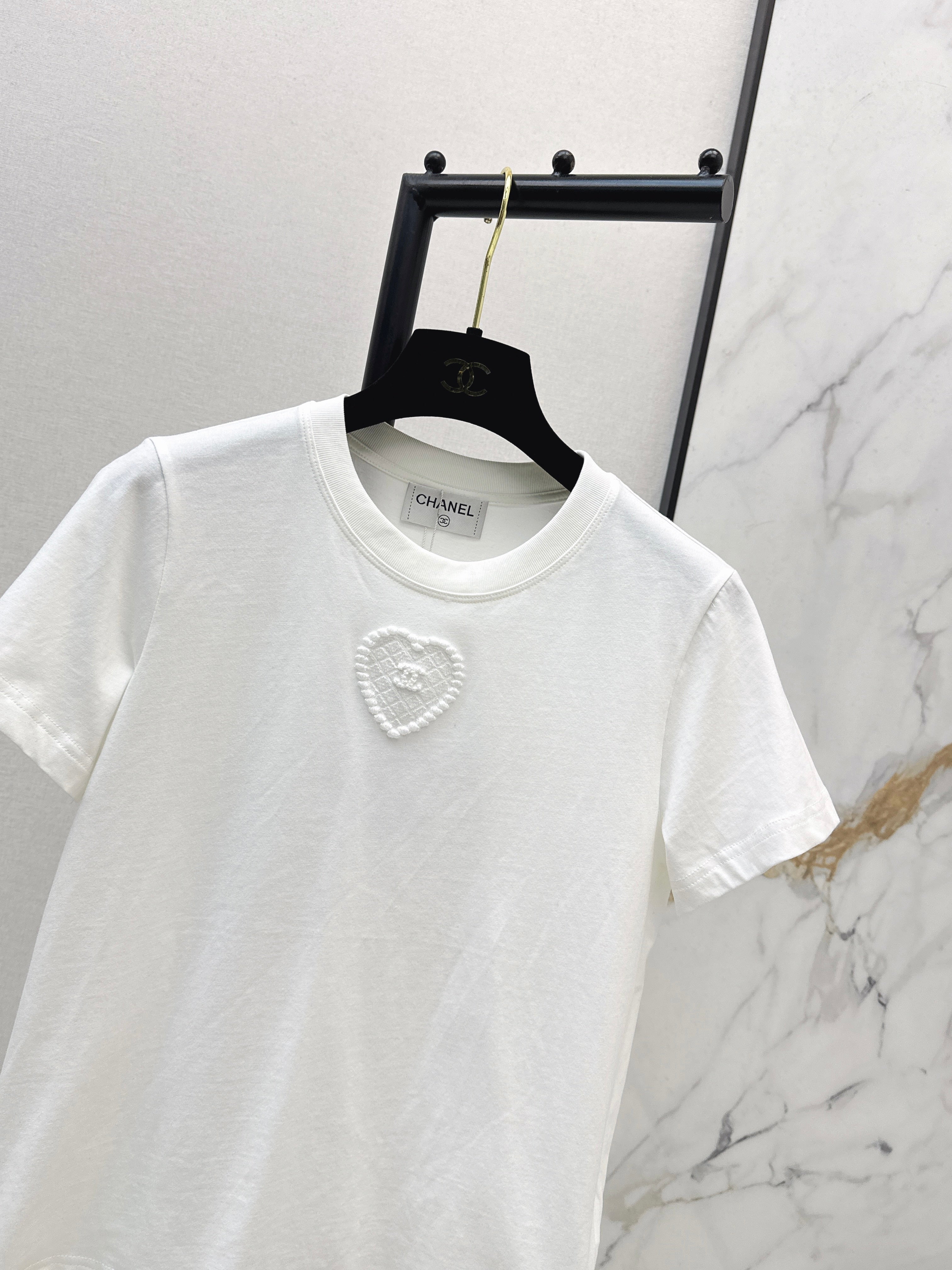 26NEW Embossed Pattern Short-Sleeve T-Shirt