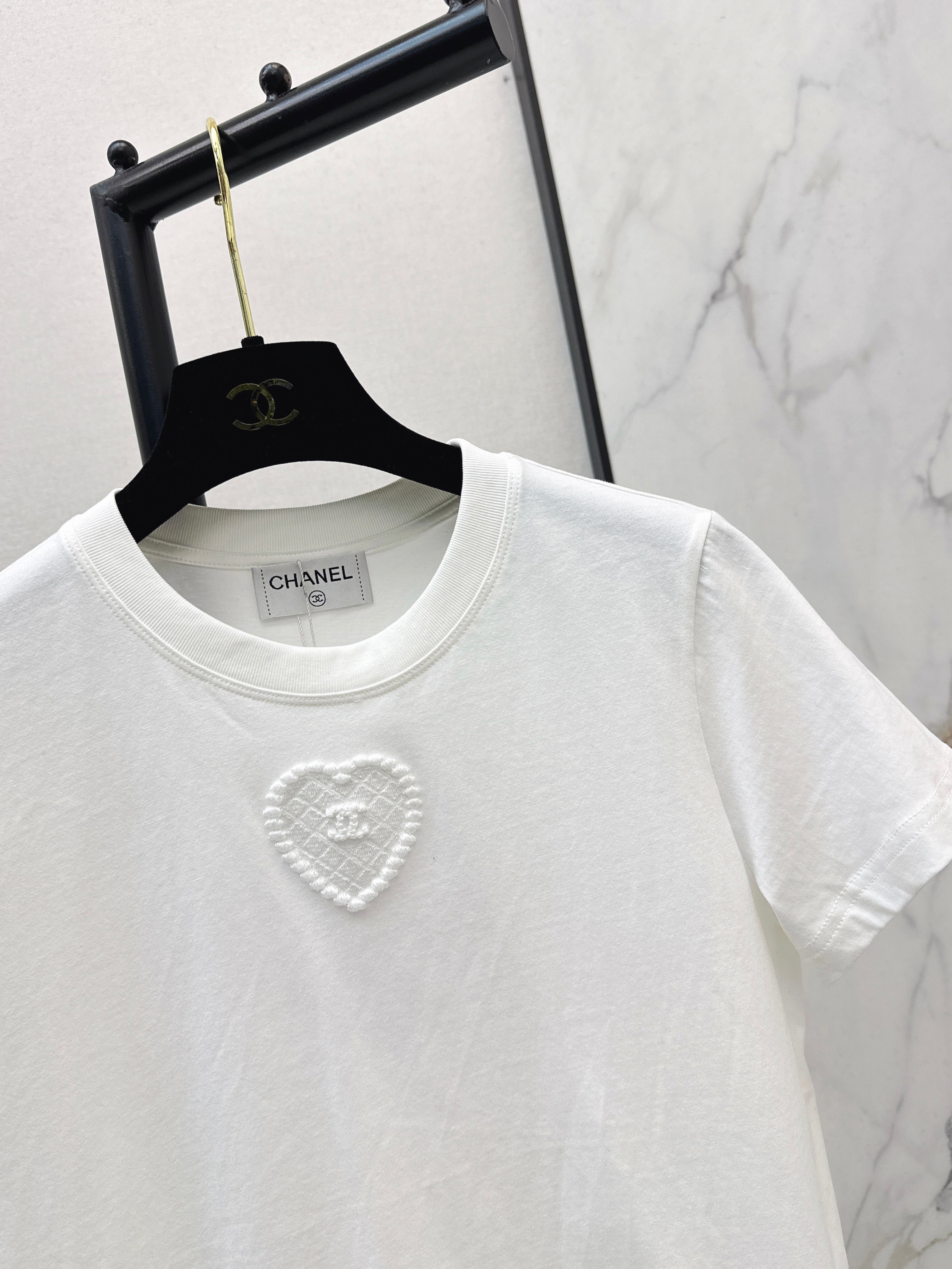 26NEW Embossed Pattern Short-Sleeve T-Shirt