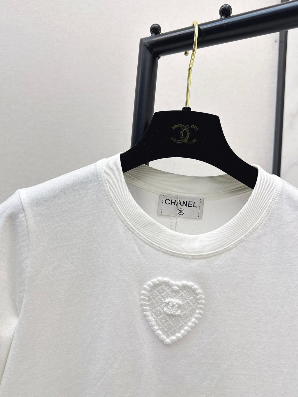 26NEW Embossed Pattern Short-Sleeve T-Shirt