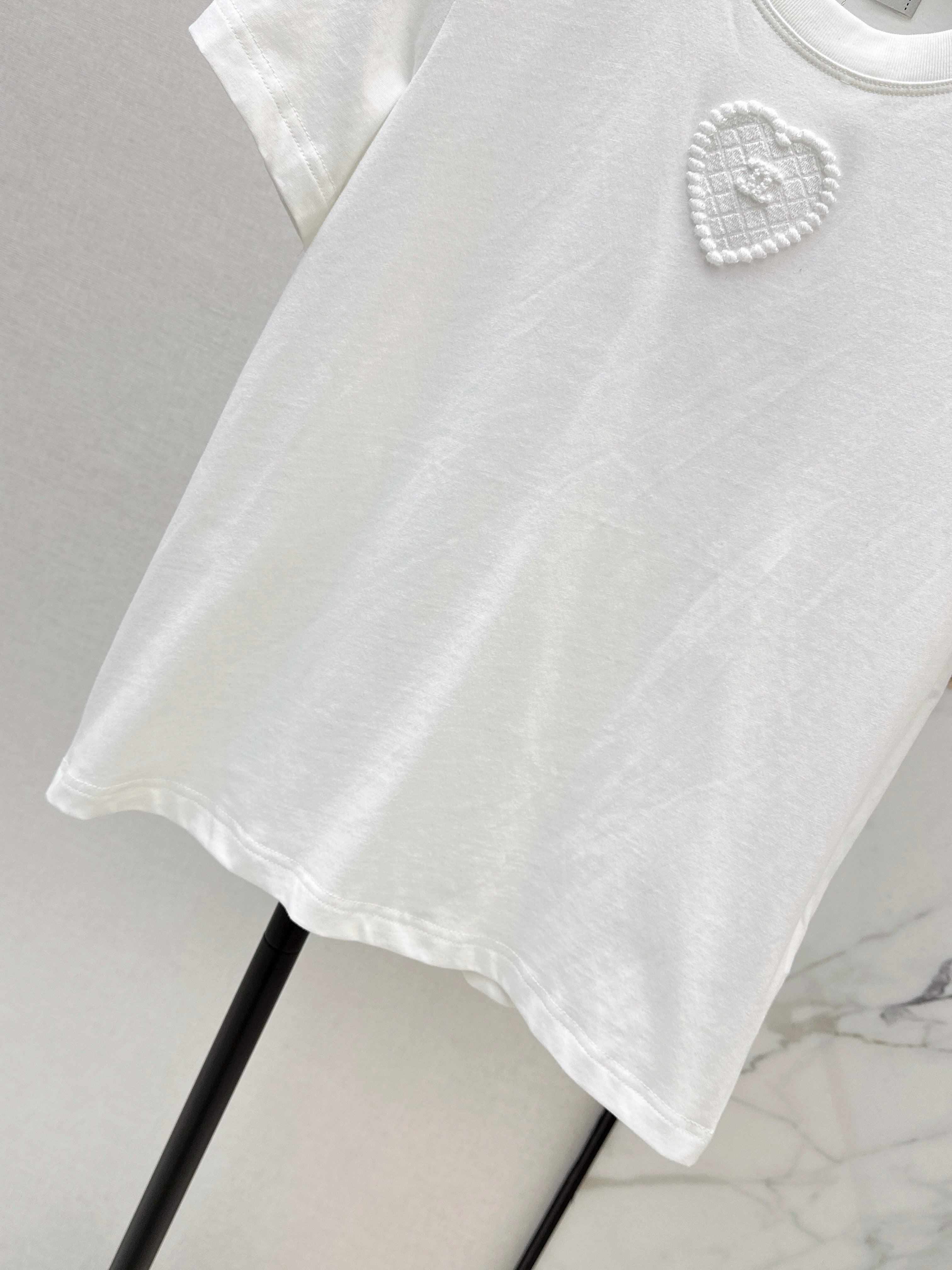 26NEW Embossed Pattern Short-Sleeve T-Shirt