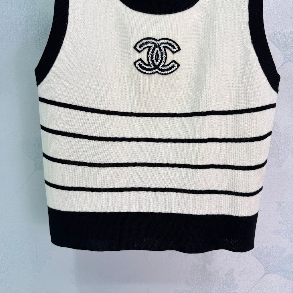 26NEW Striped Knit Vest