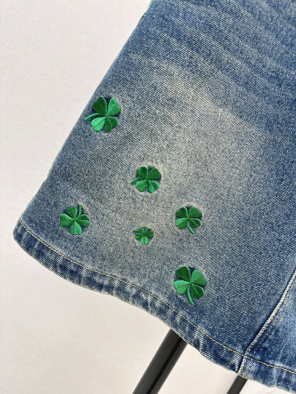 26NEW four-leaf clover embroidered denim midi skirt