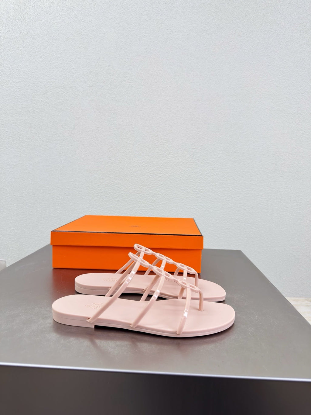 Simple and sexy one-piece molded slippers