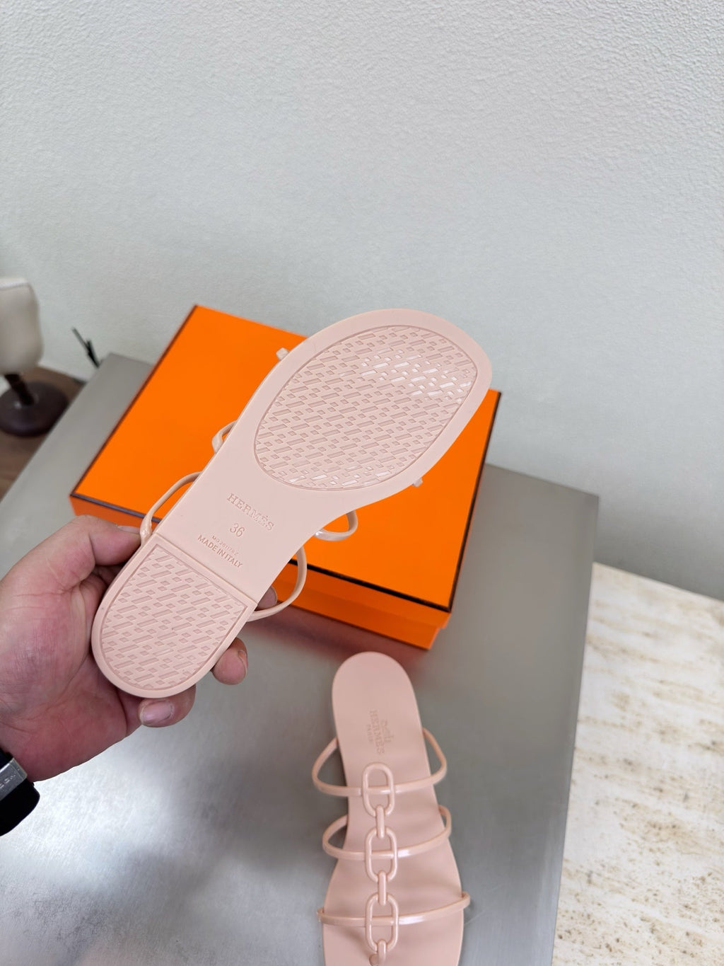 Simple and sexy one-piece molded slippers