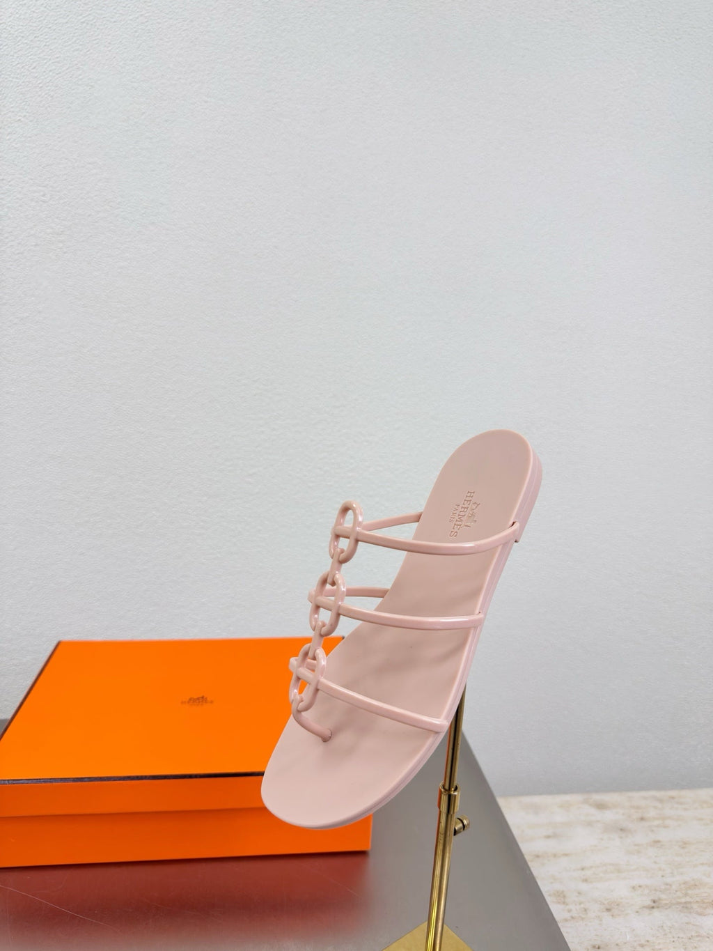 Simple and sexy one-piece molded slippers