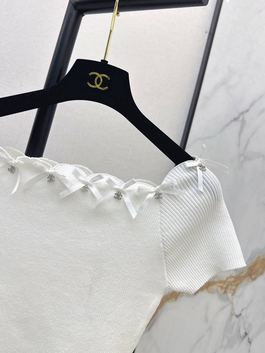 26SS New Hardware-Decorated Off-Shoulder Short-Sleeve Knit Top