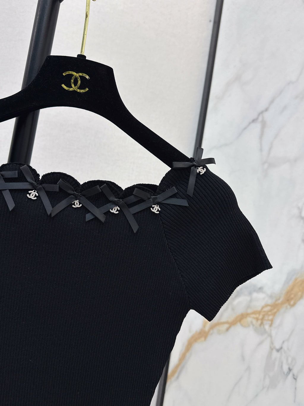26SS New Hardware-Decorated Off-Shoulder Short-Sleeve Knit Top