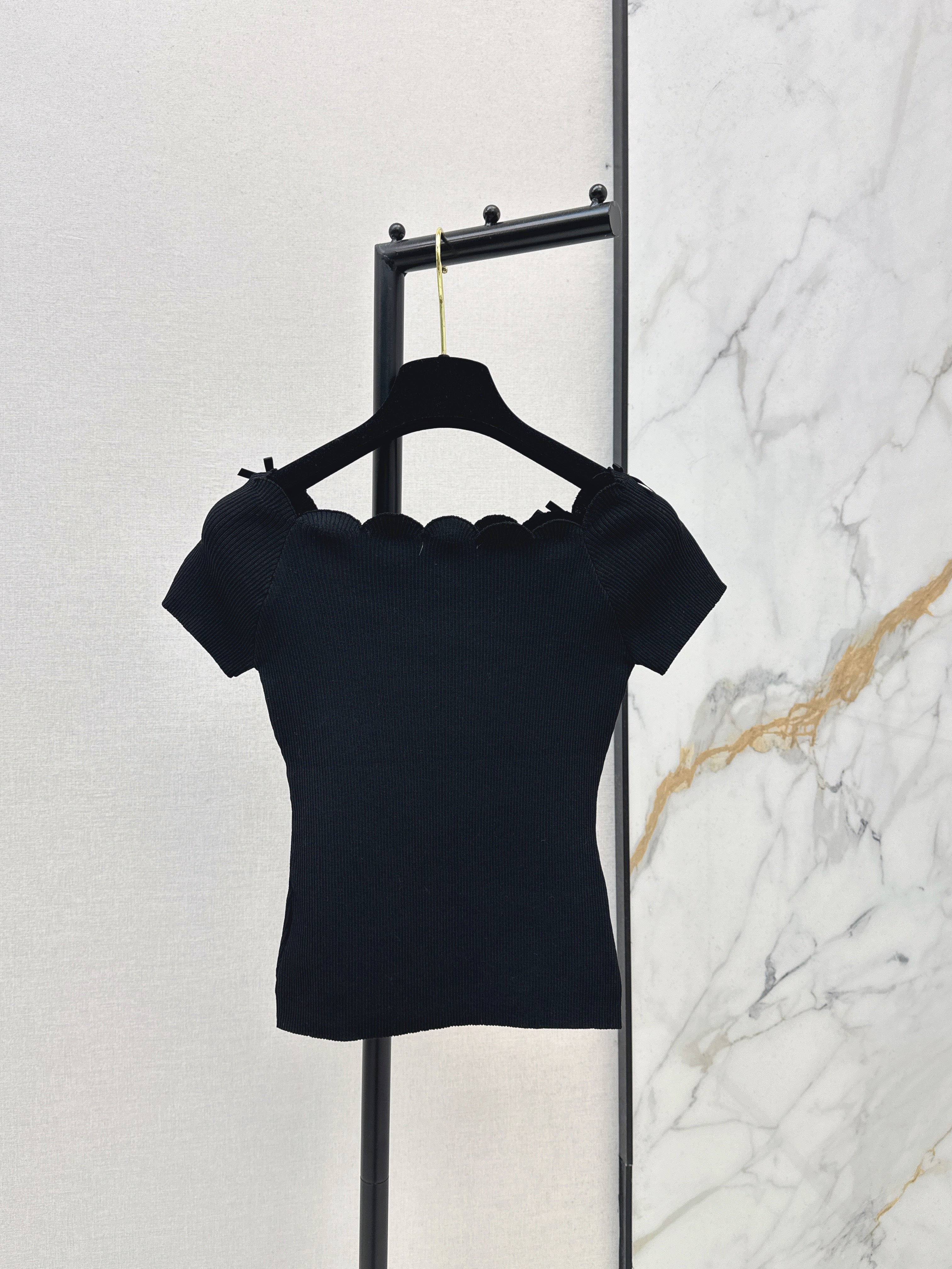 26SS New Hardware-Decorated Off-Shoulder Short-Sleeve Knit Top