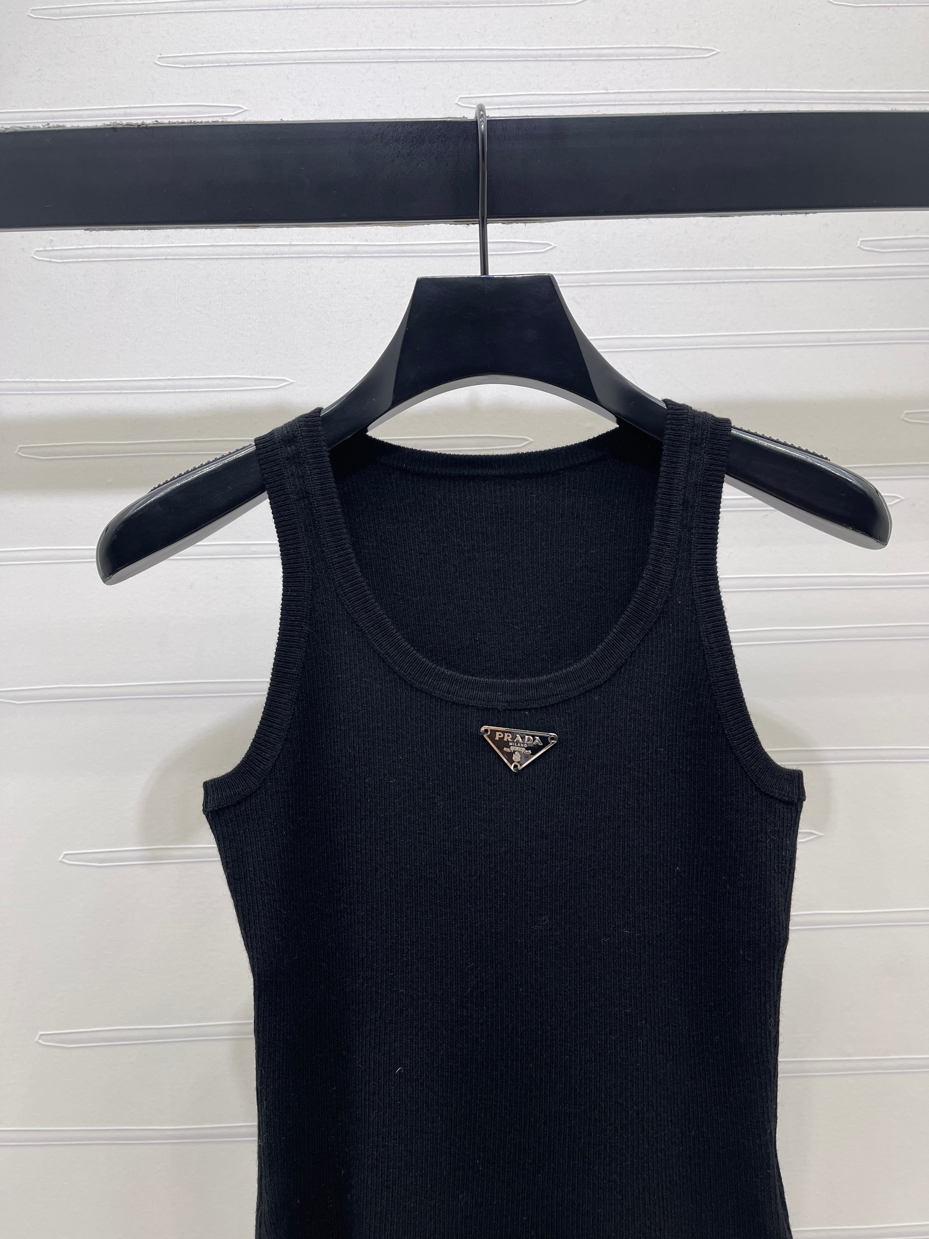 26NEW U-neck knitted vest