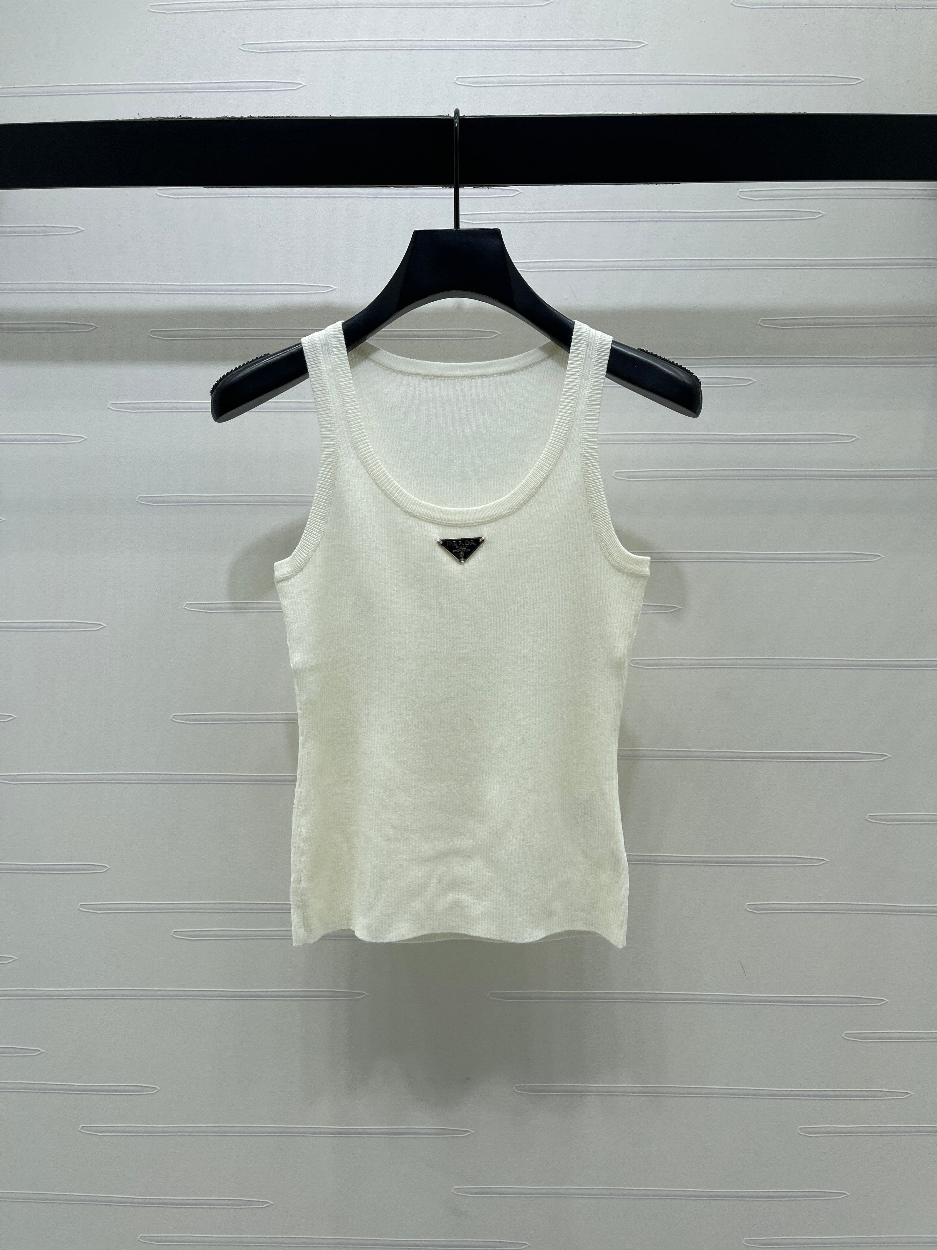26NEW U-neck knitted vest