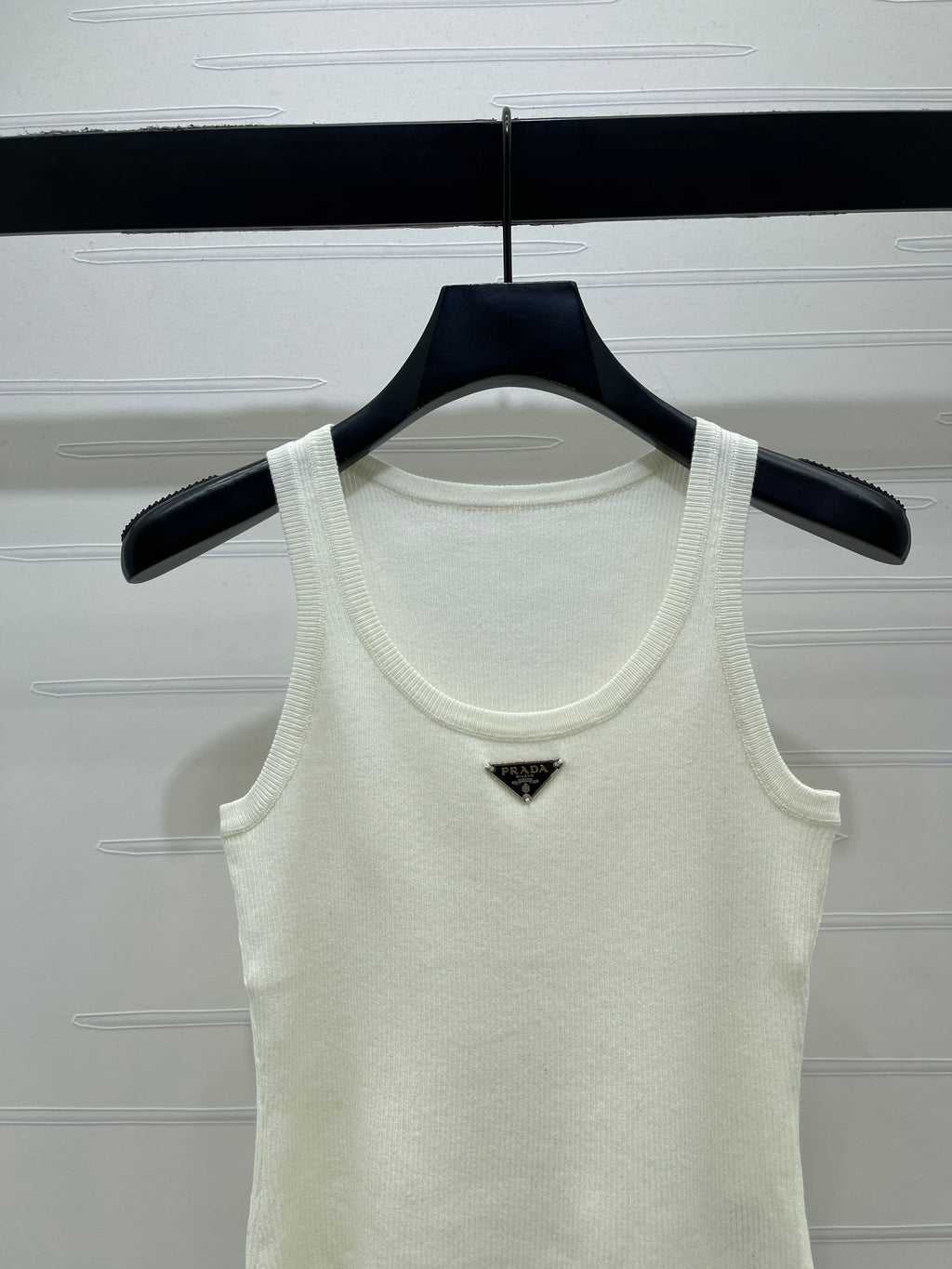 26NEW U-neck knitted vest