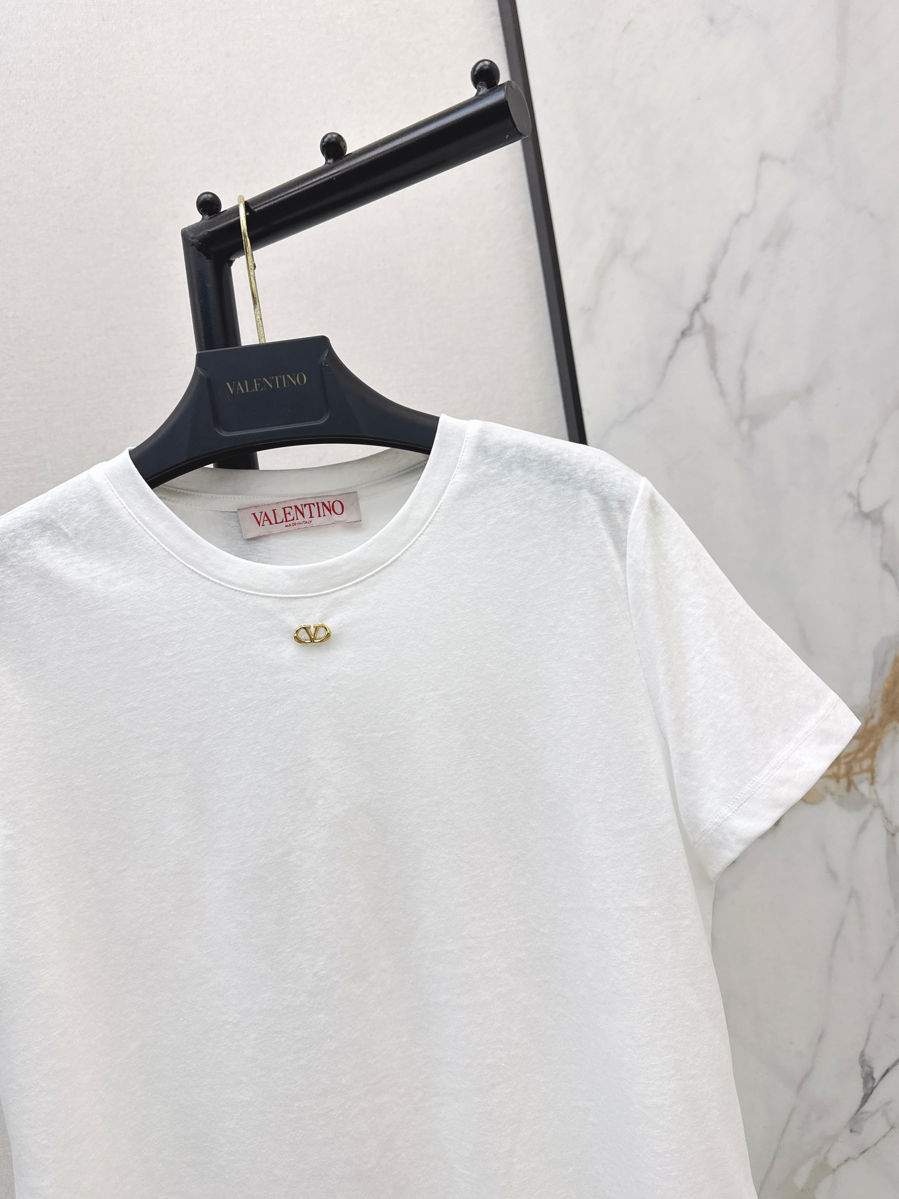 26SS New Light Luxury Style Metal Buckle Crew Neck T-Shirt