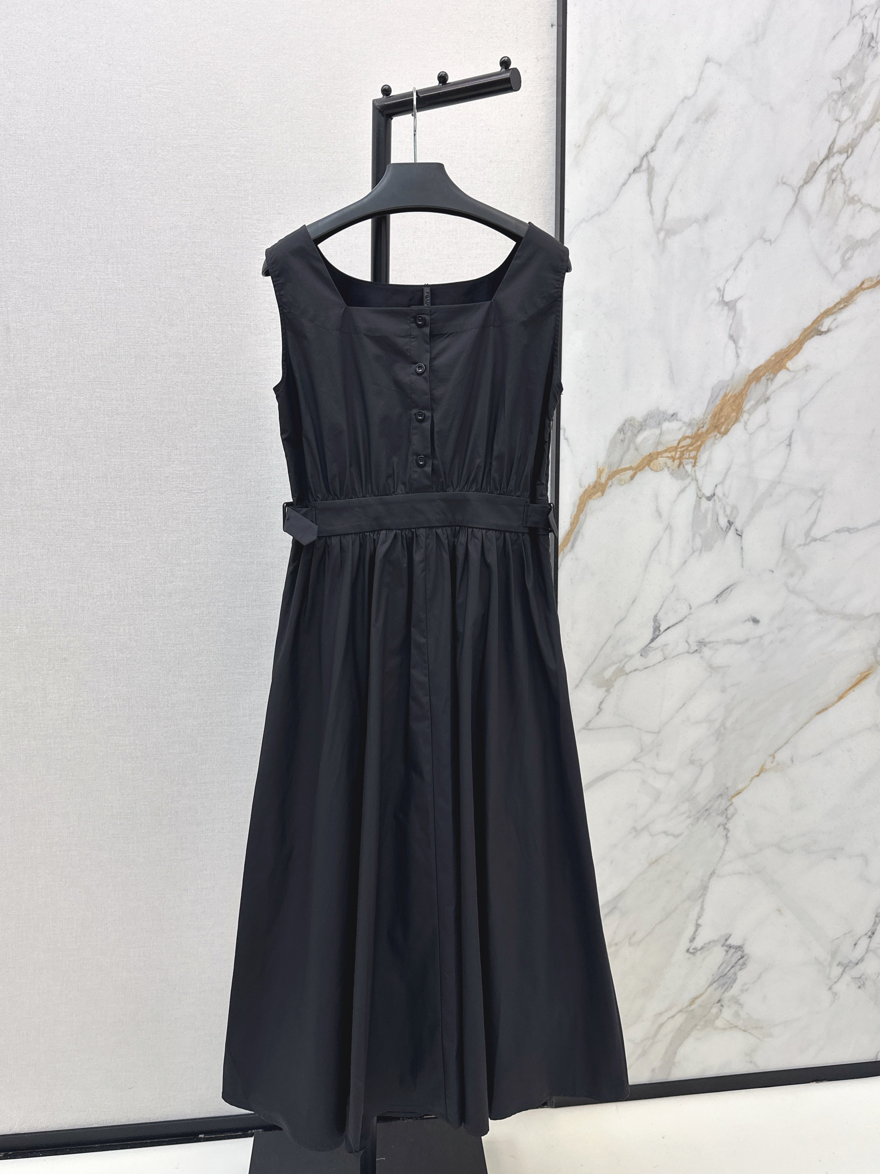 26SS New Spring/Summer Collection: Long Sleeveless Dress