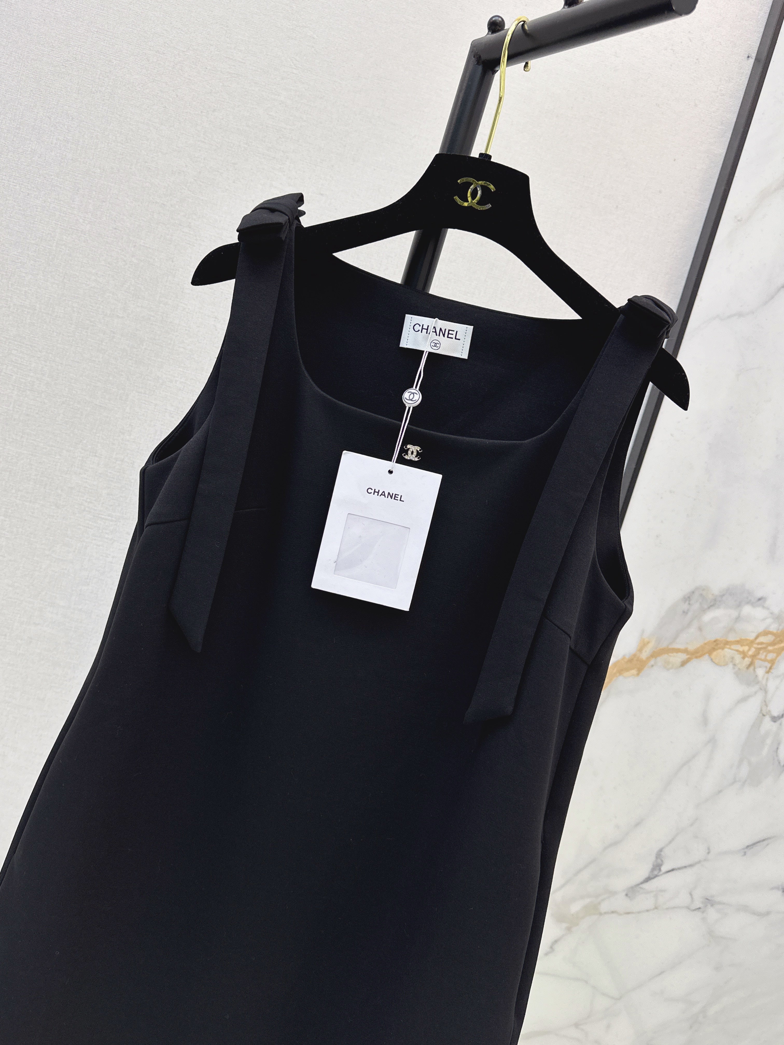 26SS Latest Spring/Summer Style: Sleeveless Dress with Bow-Adorned Shoulder Straps