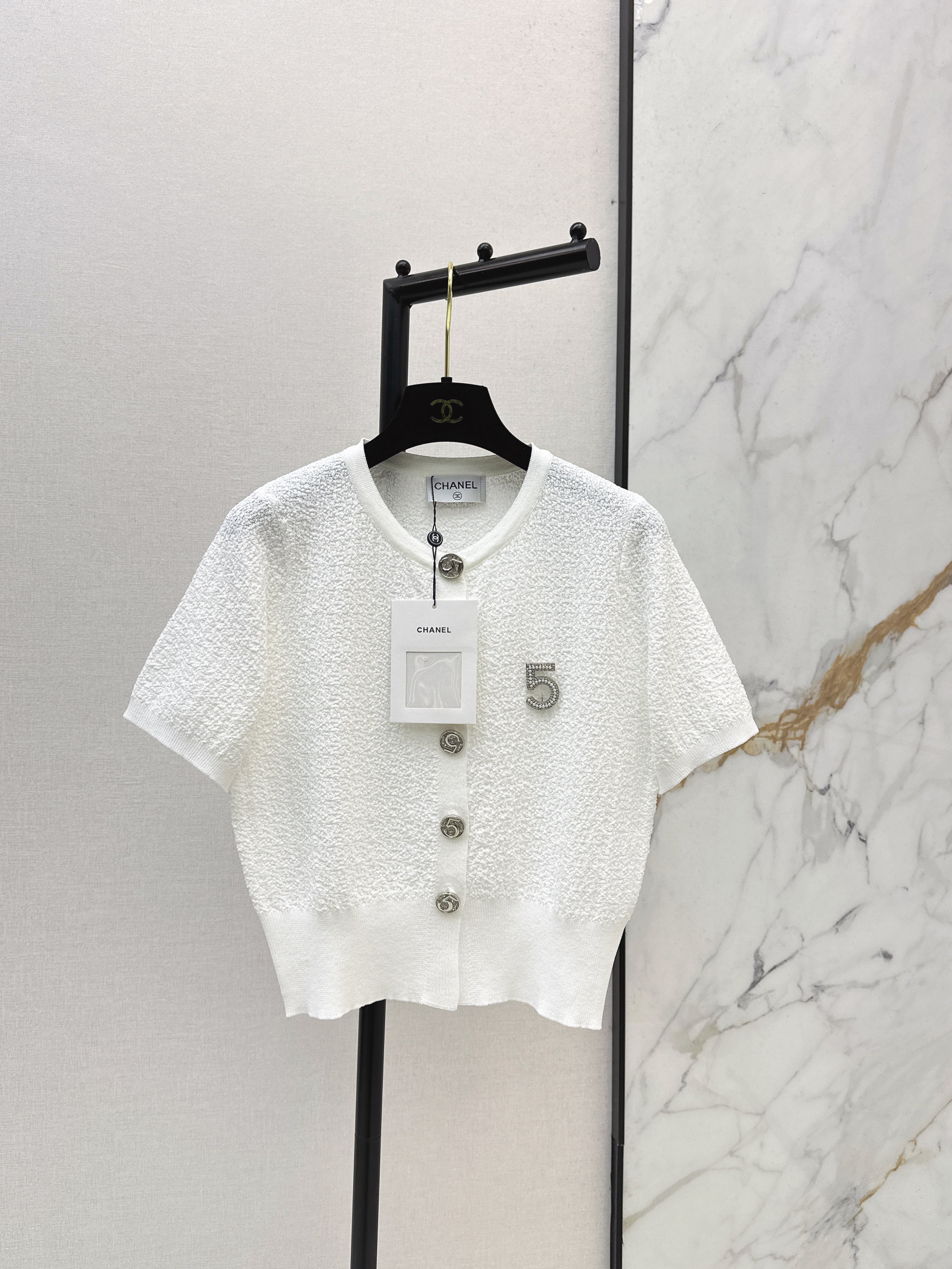 26SS Spring/Summer Latest Style: Short-Sleeve Knit Top with Hardware Embellishment