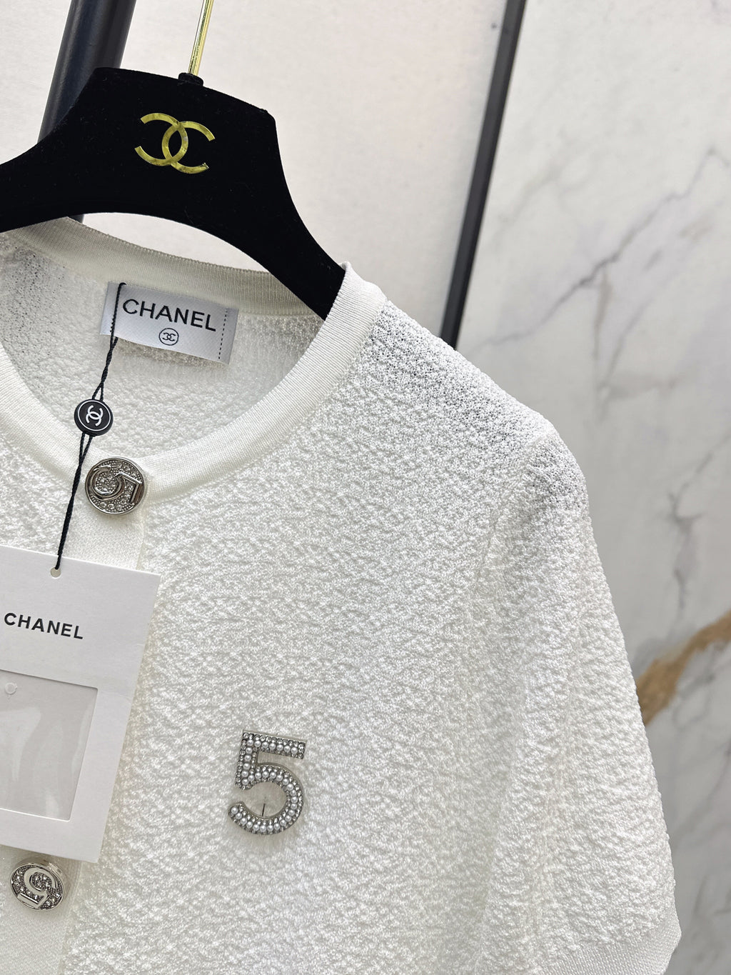 26SS Spring/Summer Latest Style: Short-Sleeve Knit Top with Hardware Embellishment