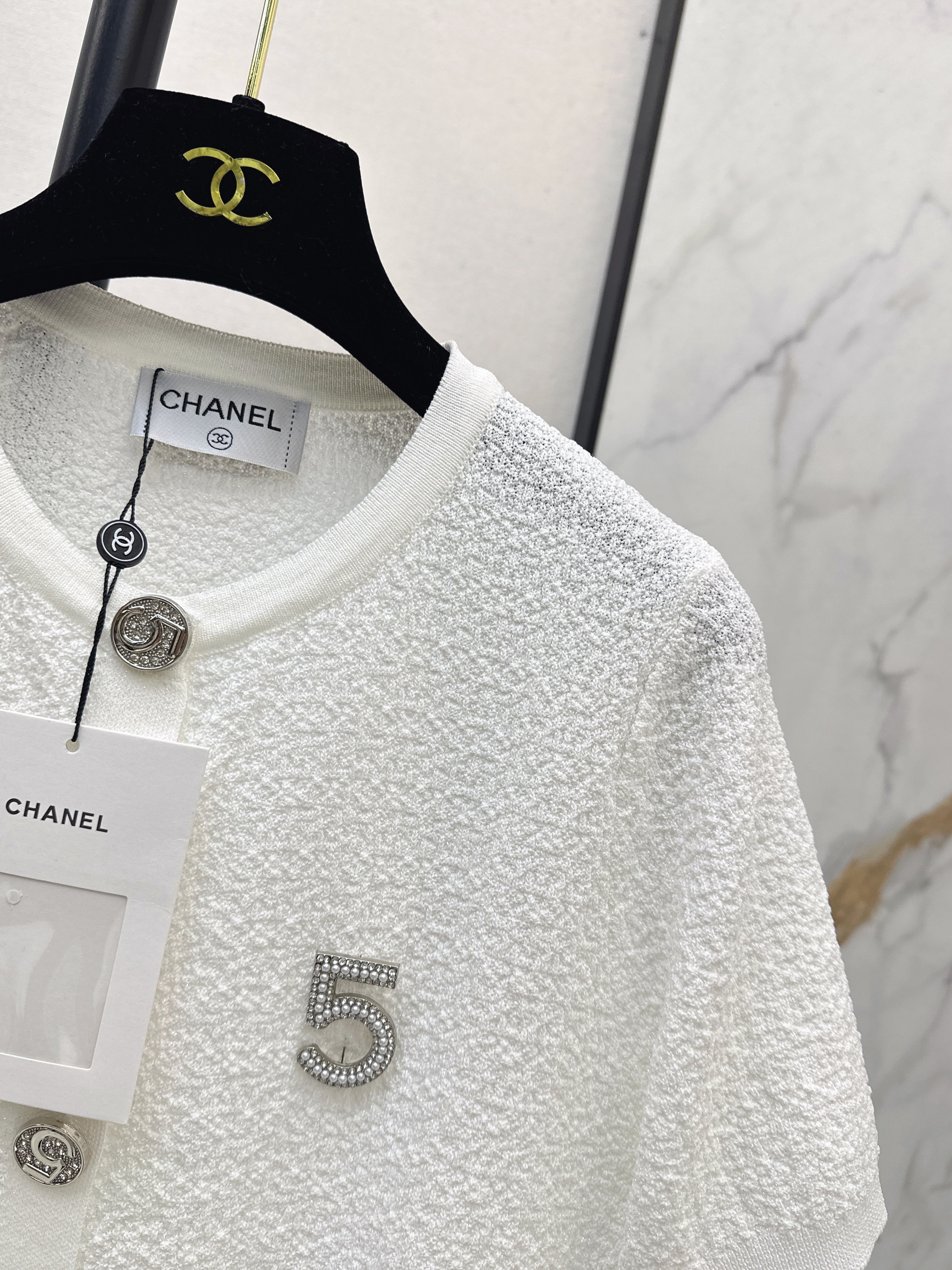 26SS Spring/Summer Latest Style: Short-Sleeve Knit Top with Hardware Embellishment