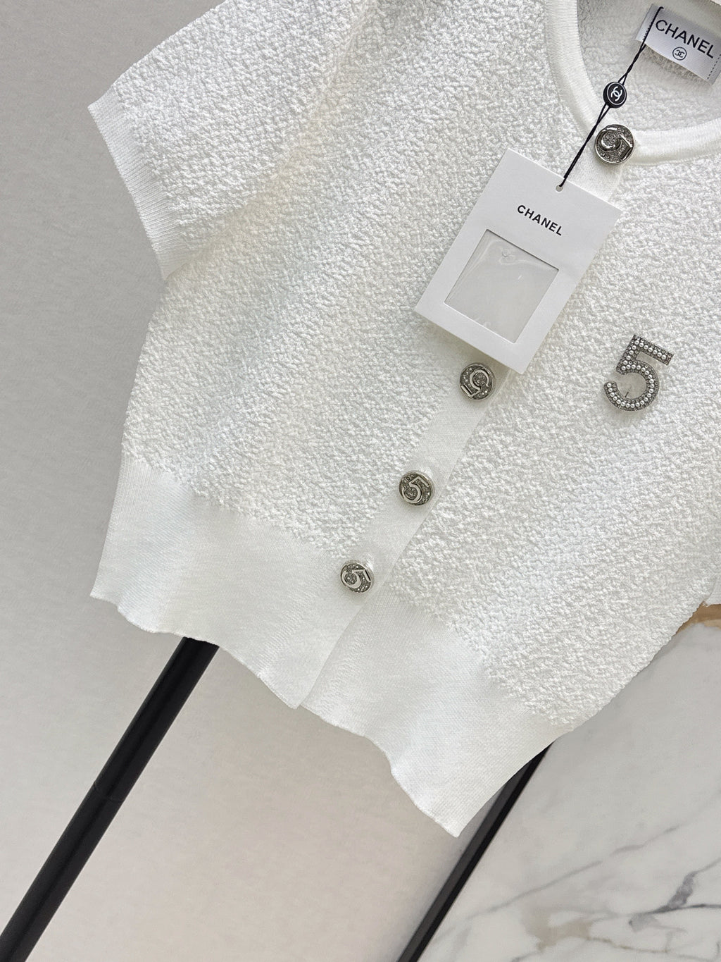 26SS Spring/Summer Latest Style: Short-Sleeve Knit Top with Hardware Embellishment