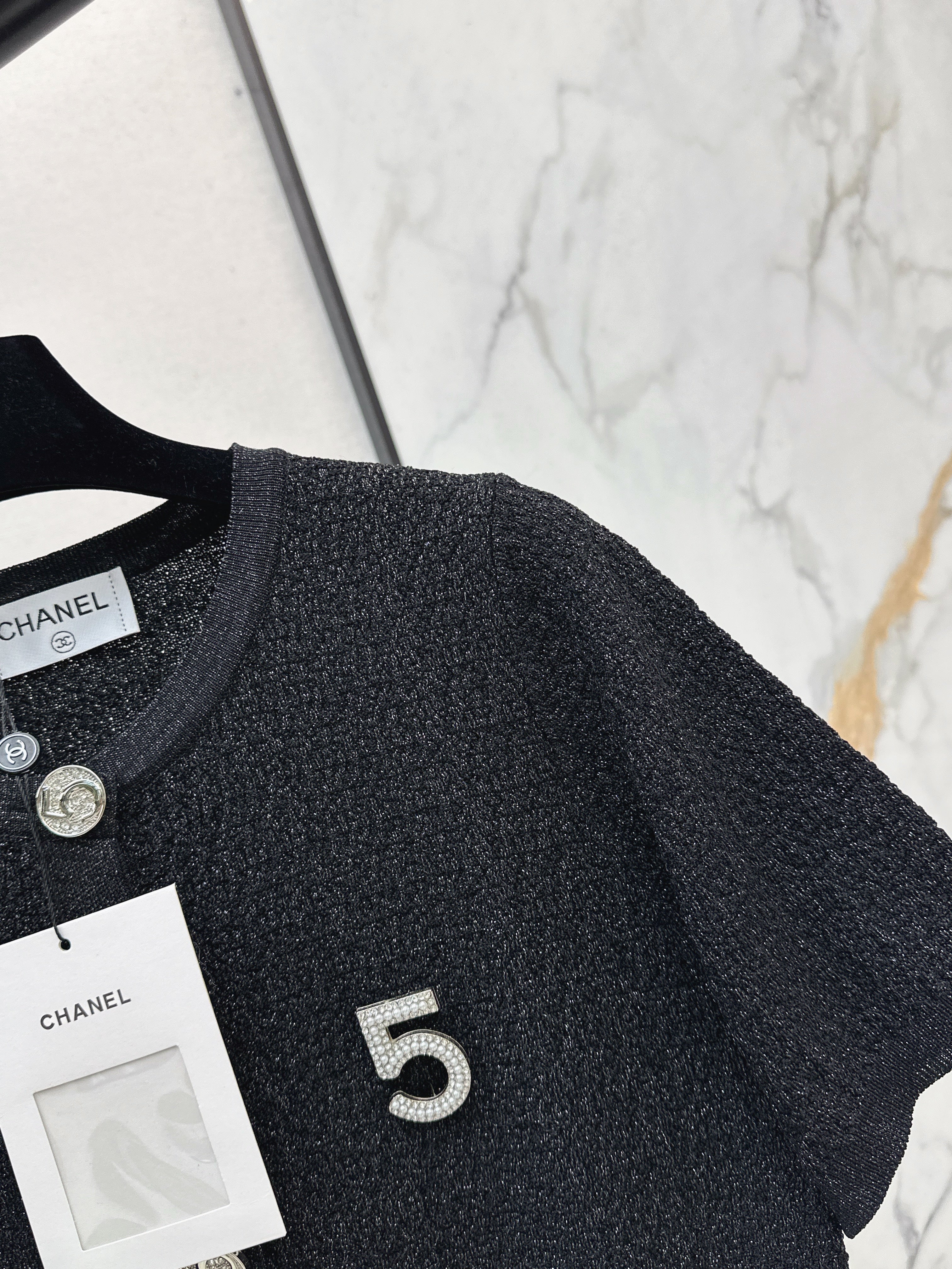 26SS Spring/Summer Latest Style: Short-Sleeve Knit Top with Hardware Embellishment