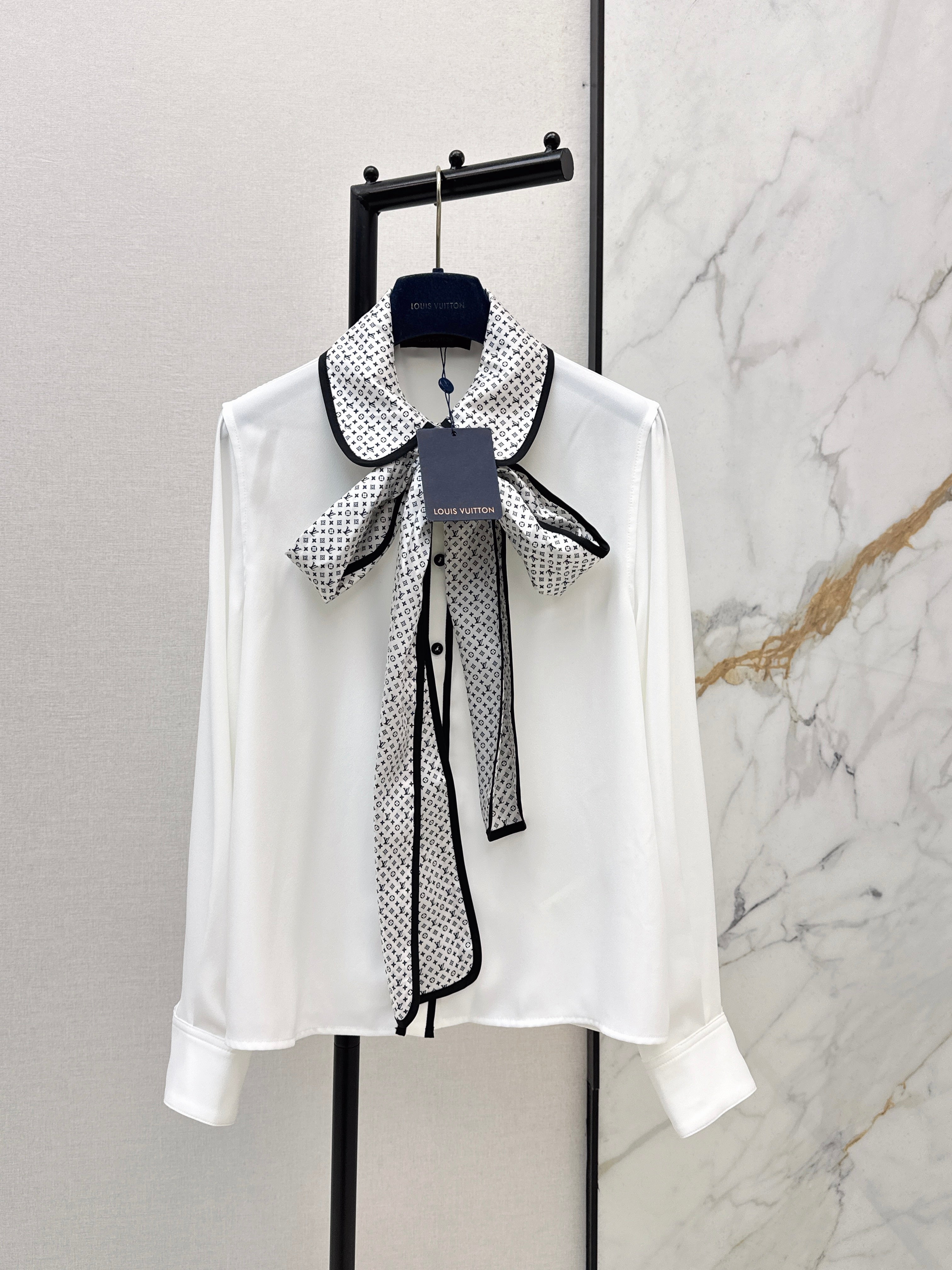 26SS White Shirt with Contrast-Color Streamer Detail