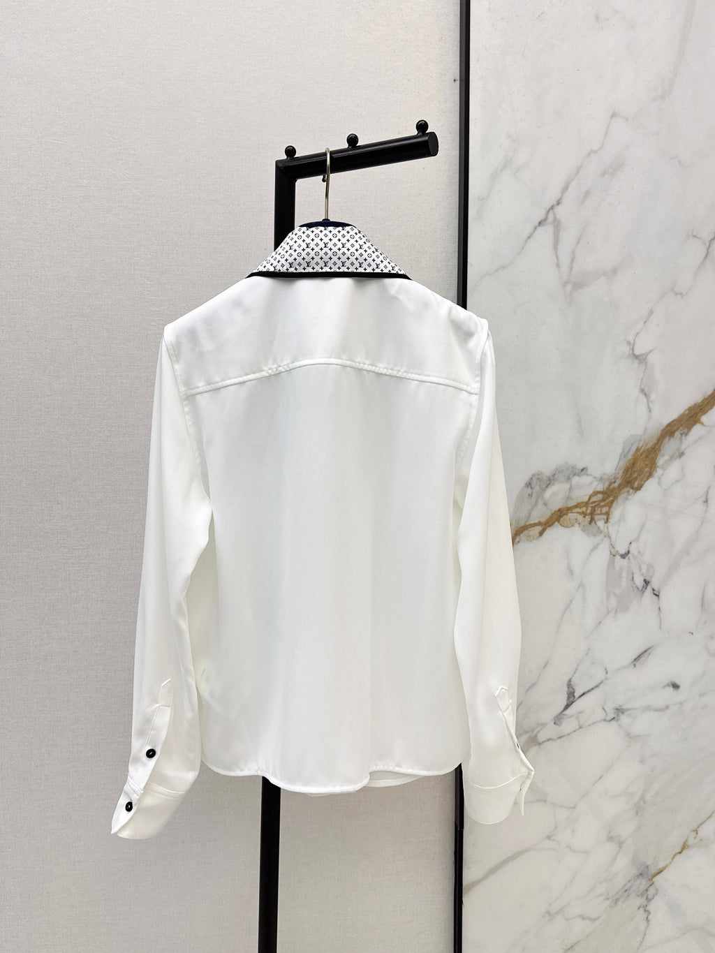26SS White Shirt with Contrast-Color Streamer Detail