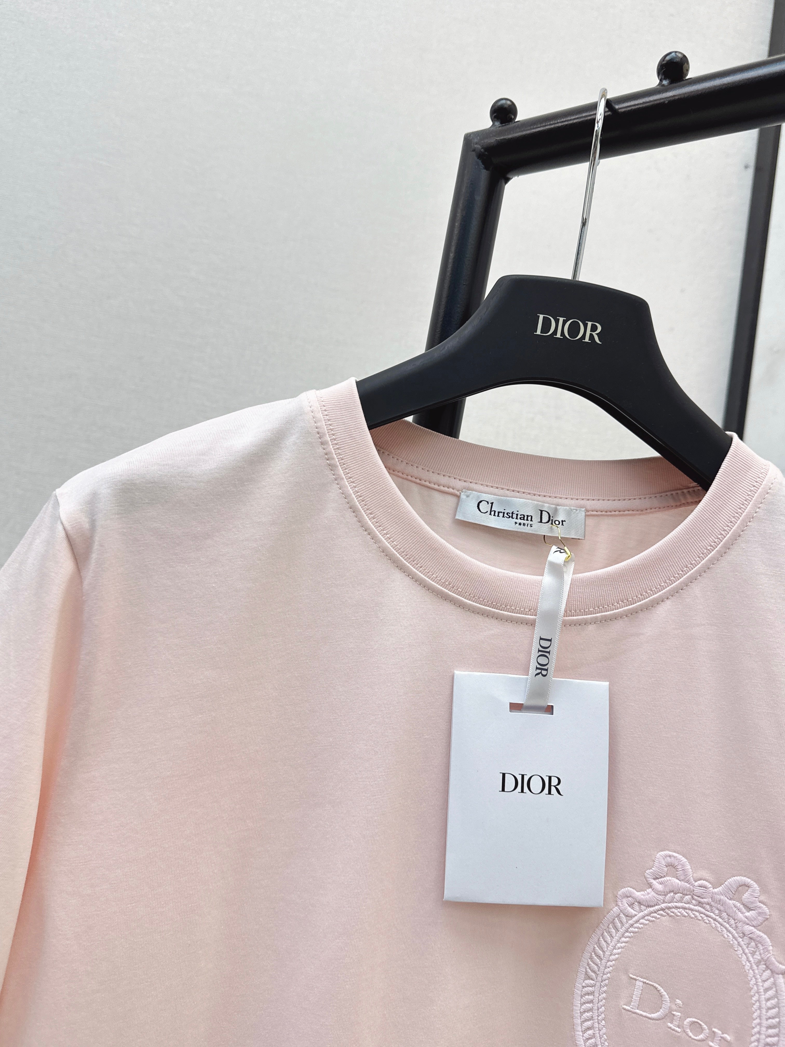 26SS Latest Spring/Summer Collection: Embroidered, Minimalist-Style T-Shirt