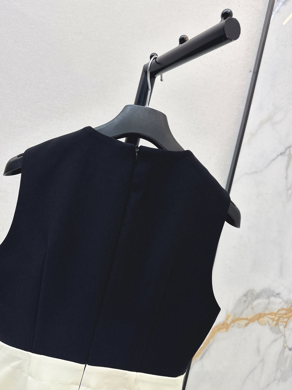 26SS Black & White Color-block Sleeveless Dress