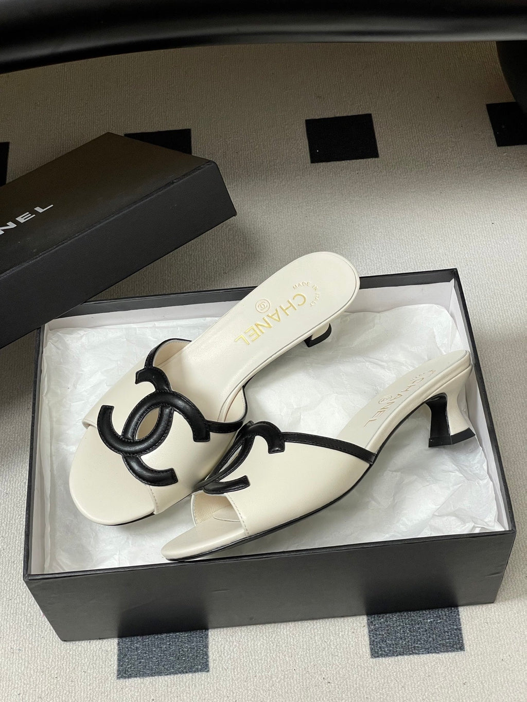 26SS New Spring/Summer Resort-Style Slides