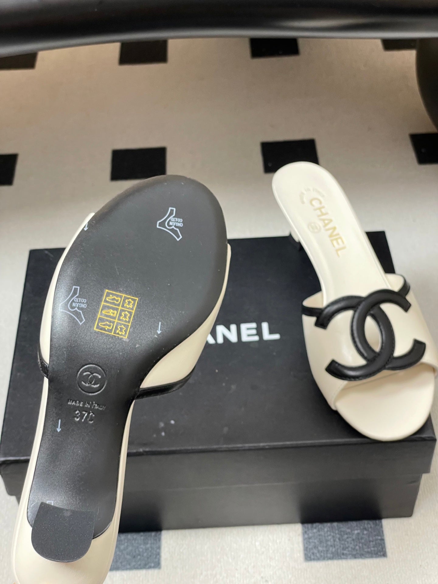26SS New Spring/Summer Resort-Style Slides