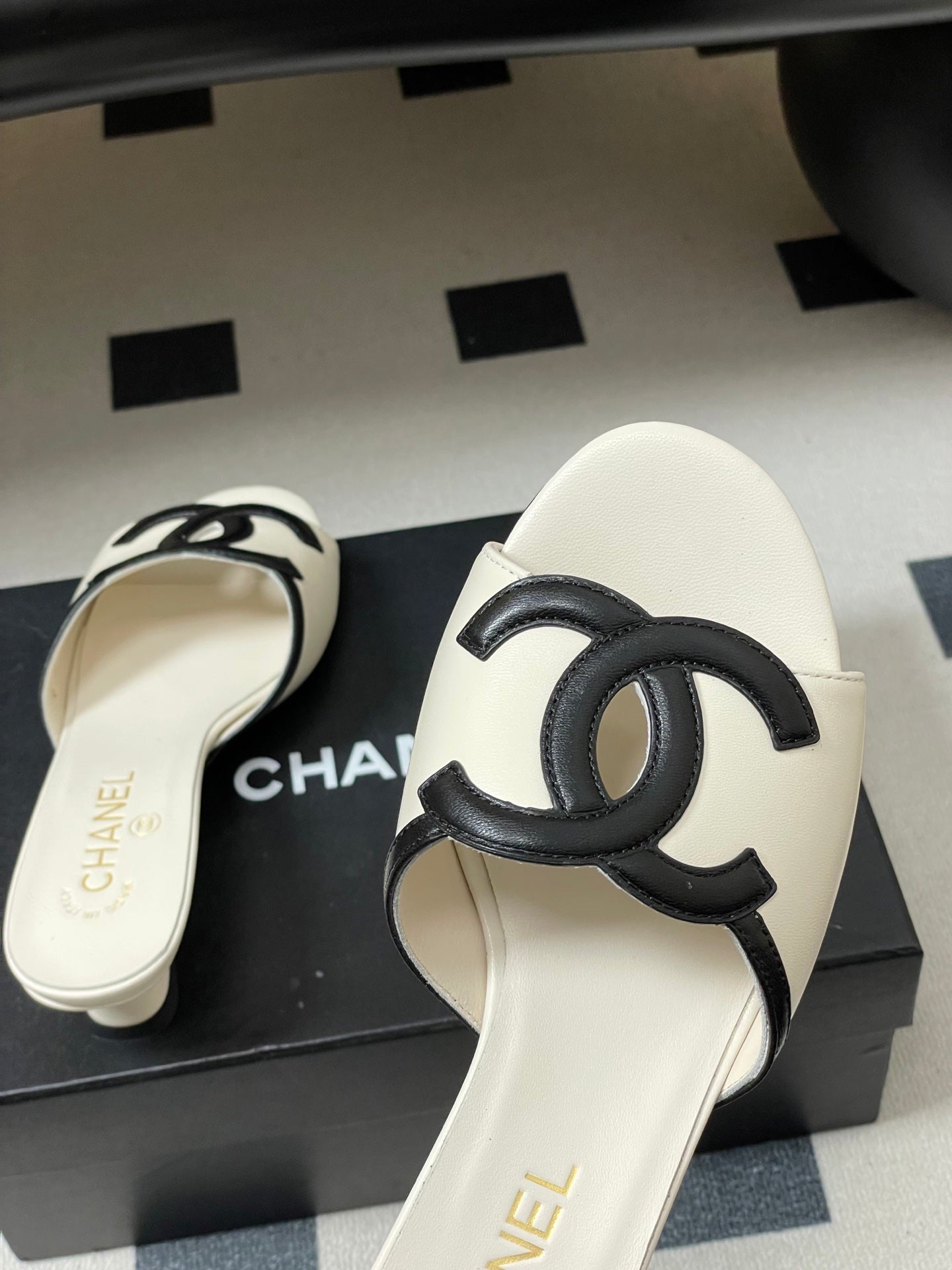 26SS New Spring/Summer Resort-Style Slides