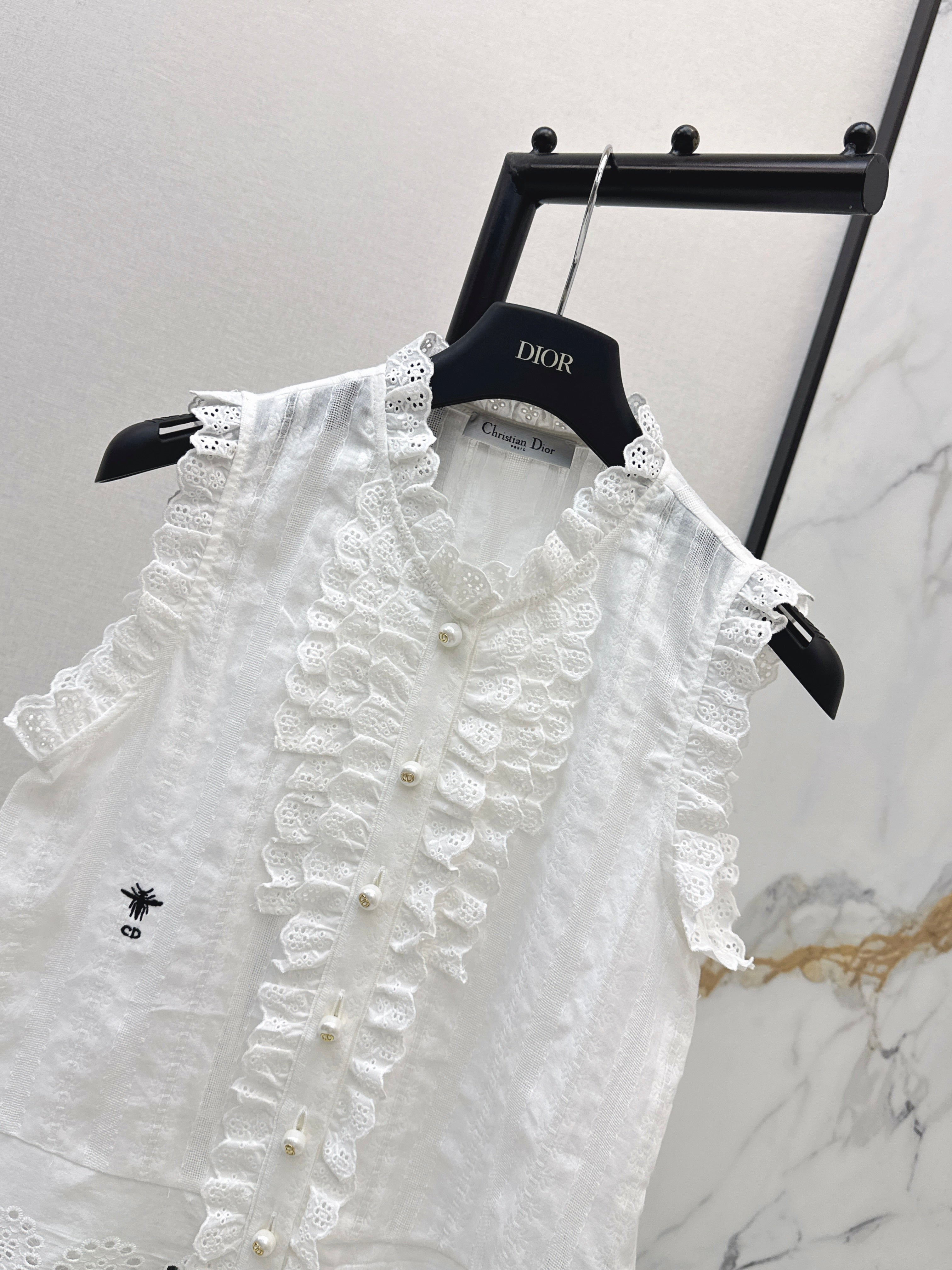 26SS NEW Bee Embroidery Ruffled Collar Sleeveless Shirt