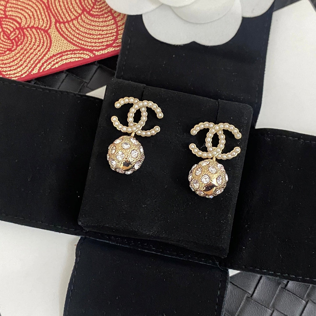 Round rice grain pearl letter stud earrings