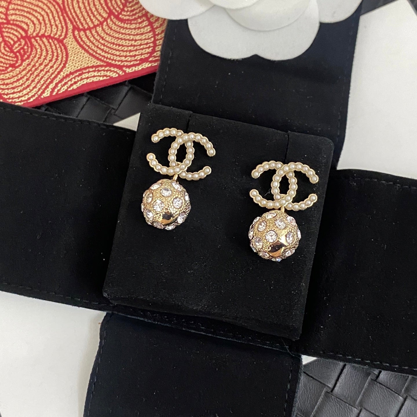 Round rice grain pearl letter stud earrings