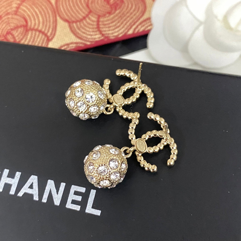 Round rice grain pearl letter stud earrings