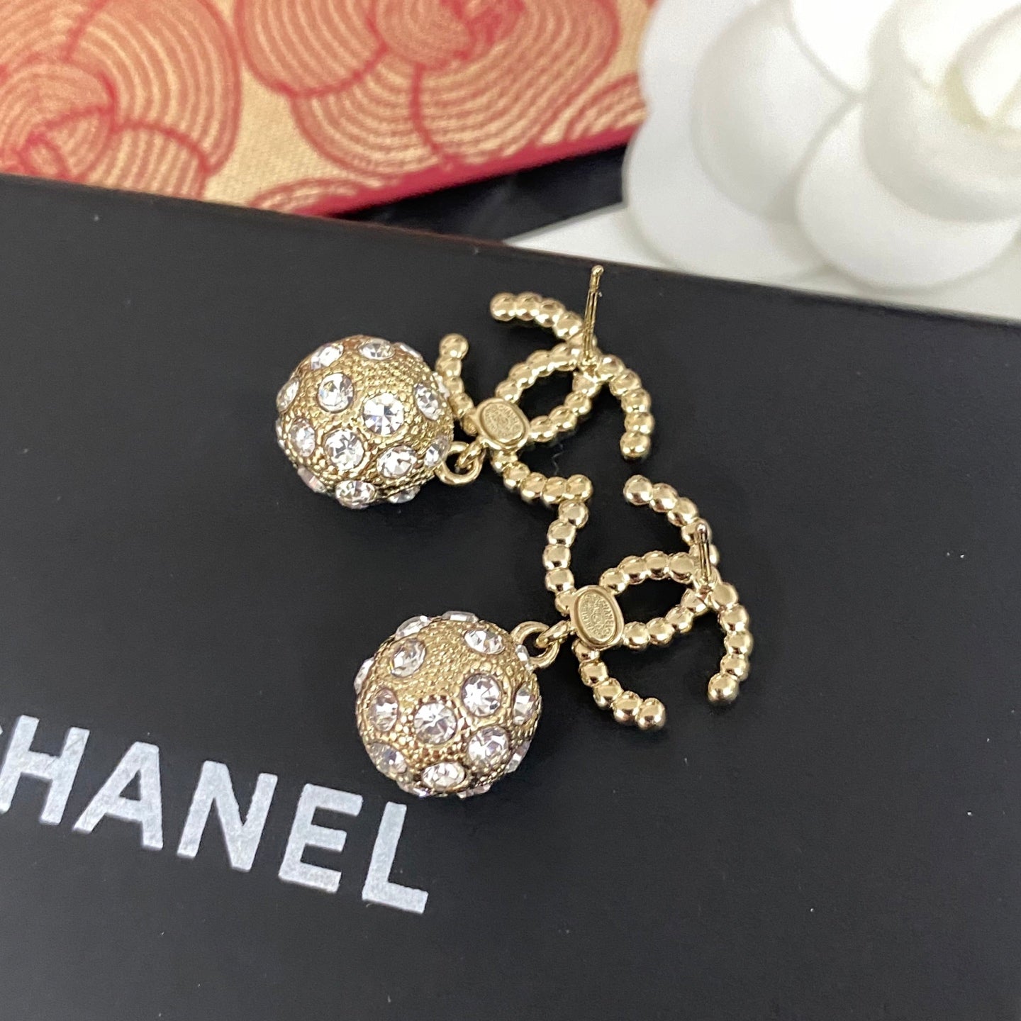 Round rice grain pearl letter stud earrings