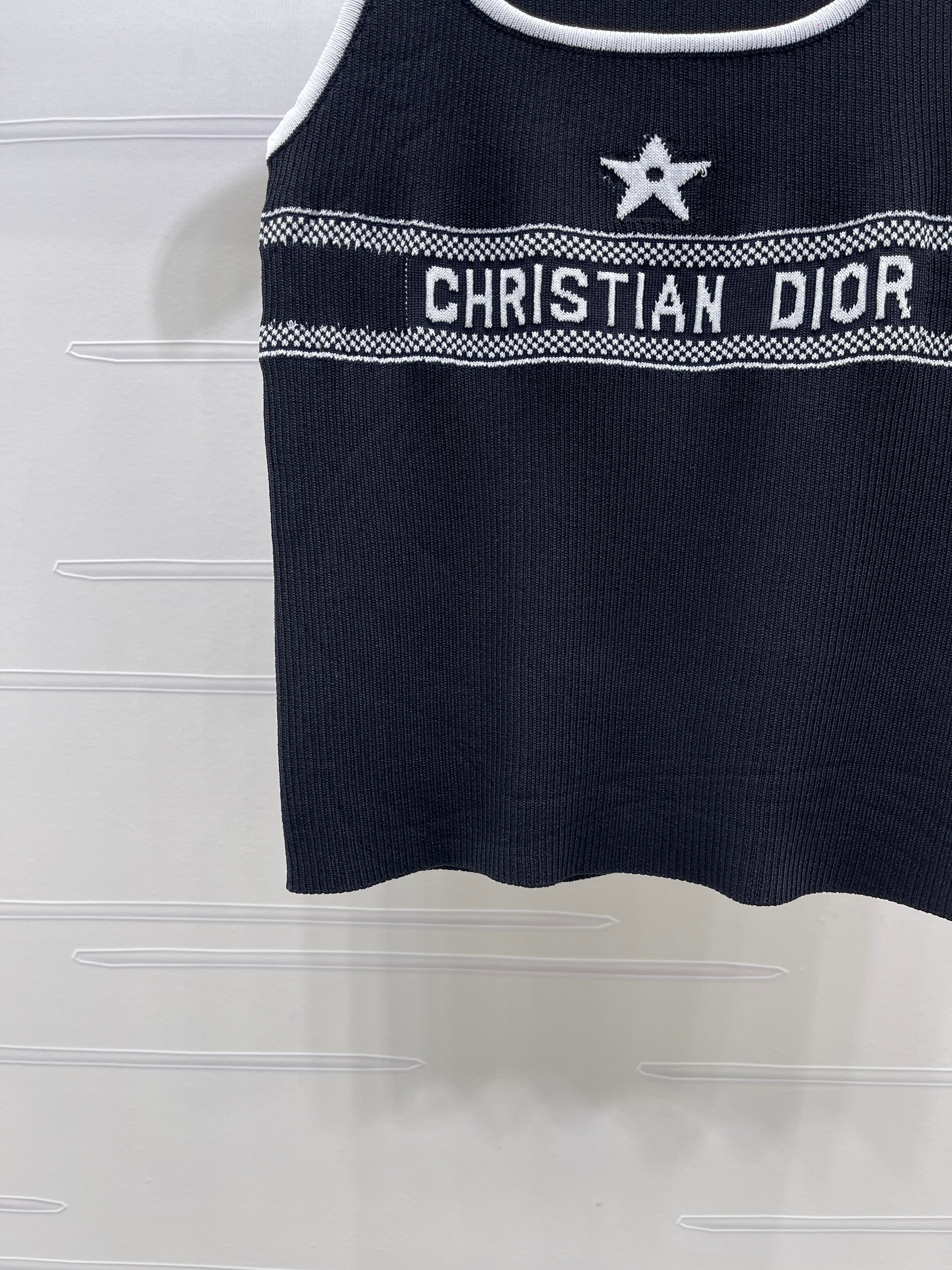26 New Square-Neck Knitted Vest