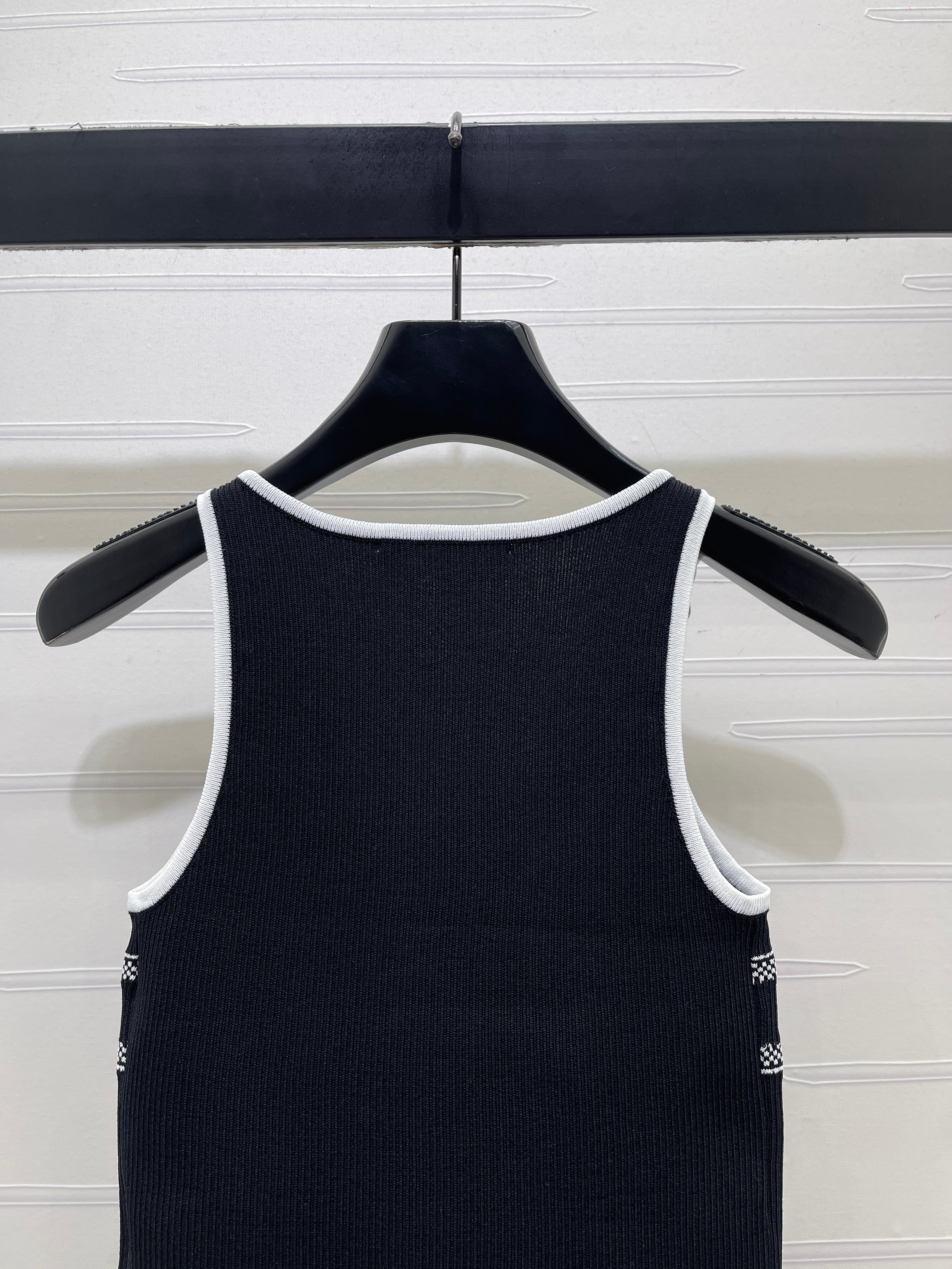 26 New Square-Neck Knitted Vest
