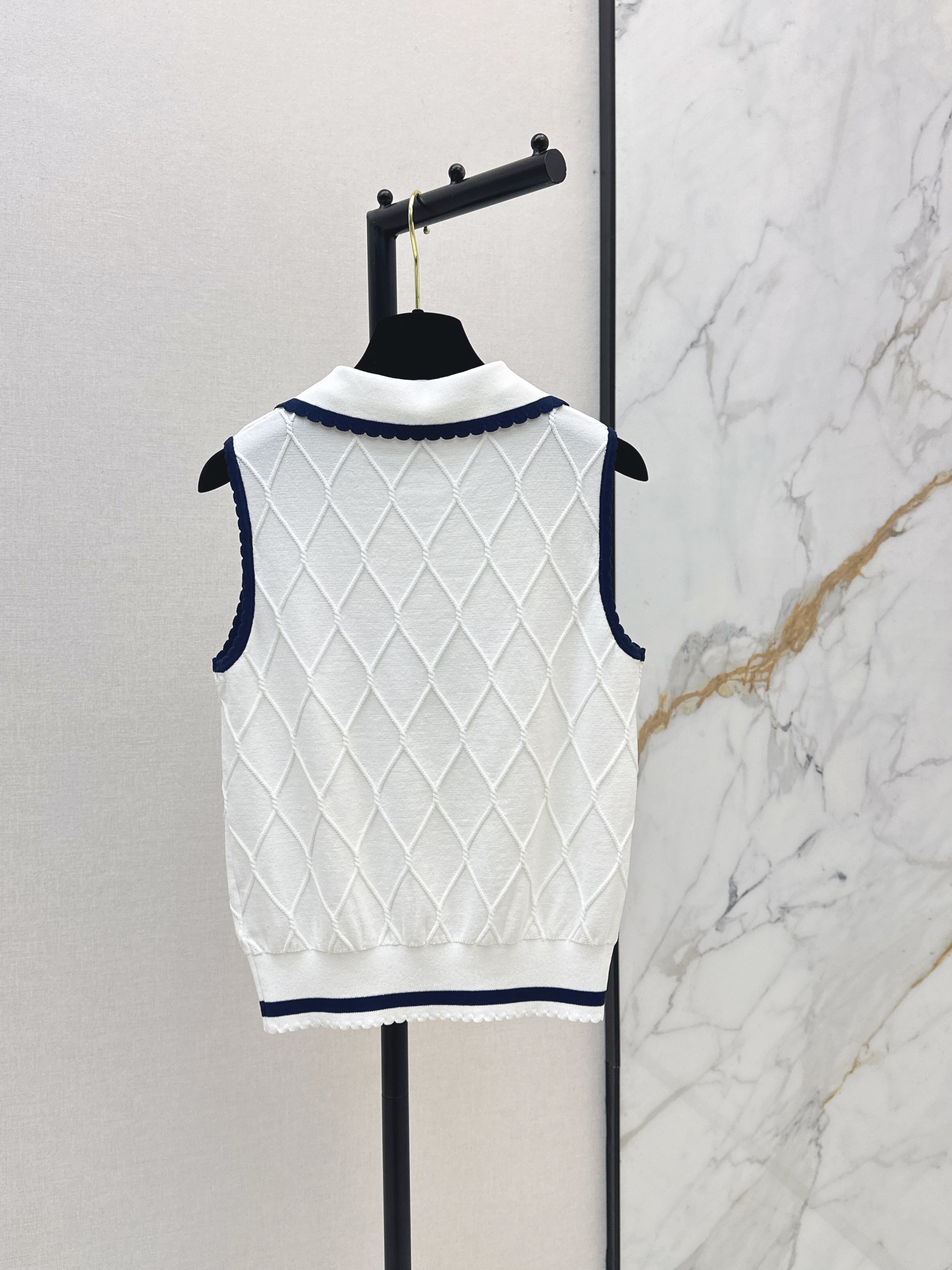 26 New Age-Reducing Collared Knit Sweater