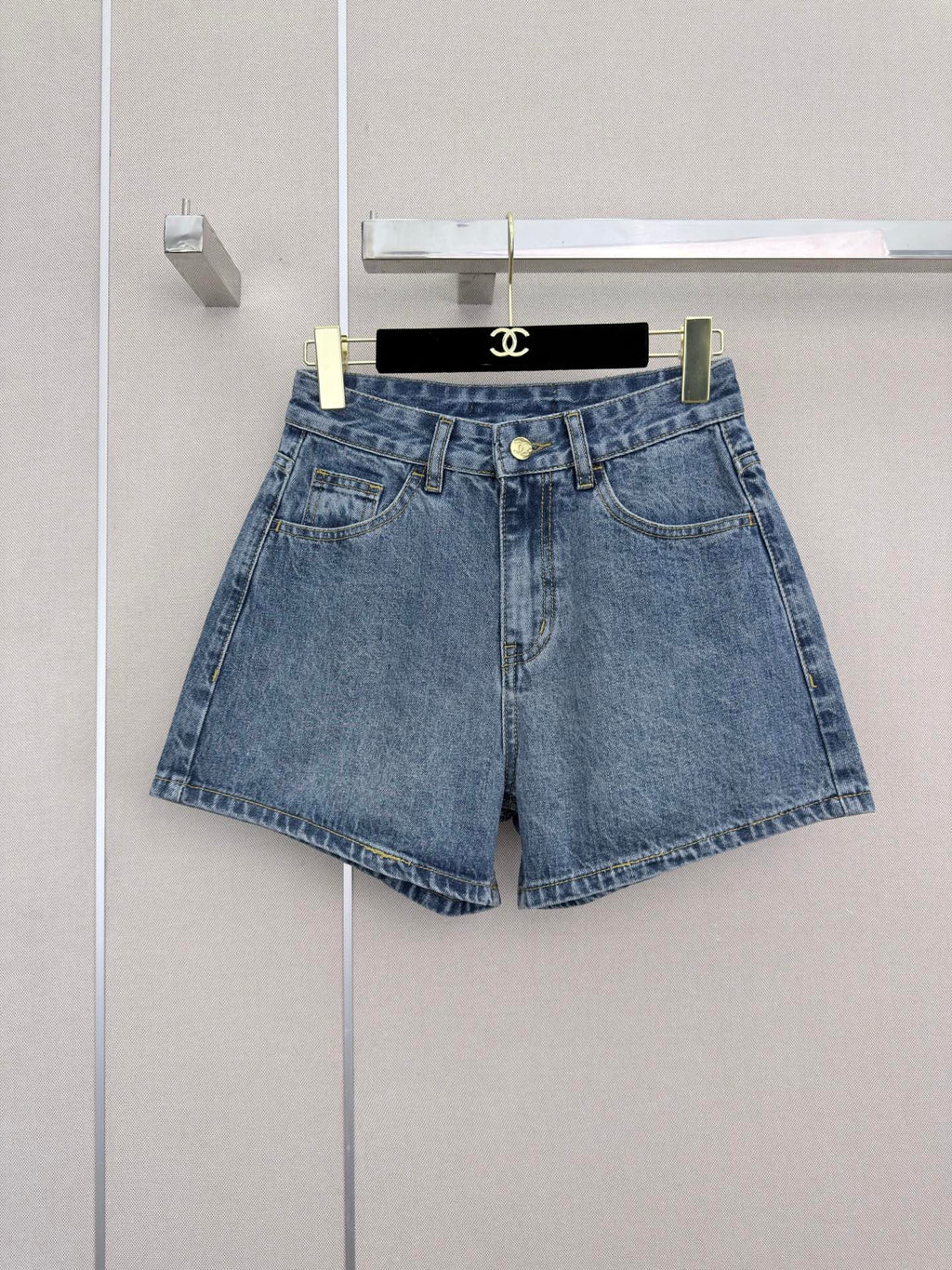 26 New style denim shorts with embroidered pockets